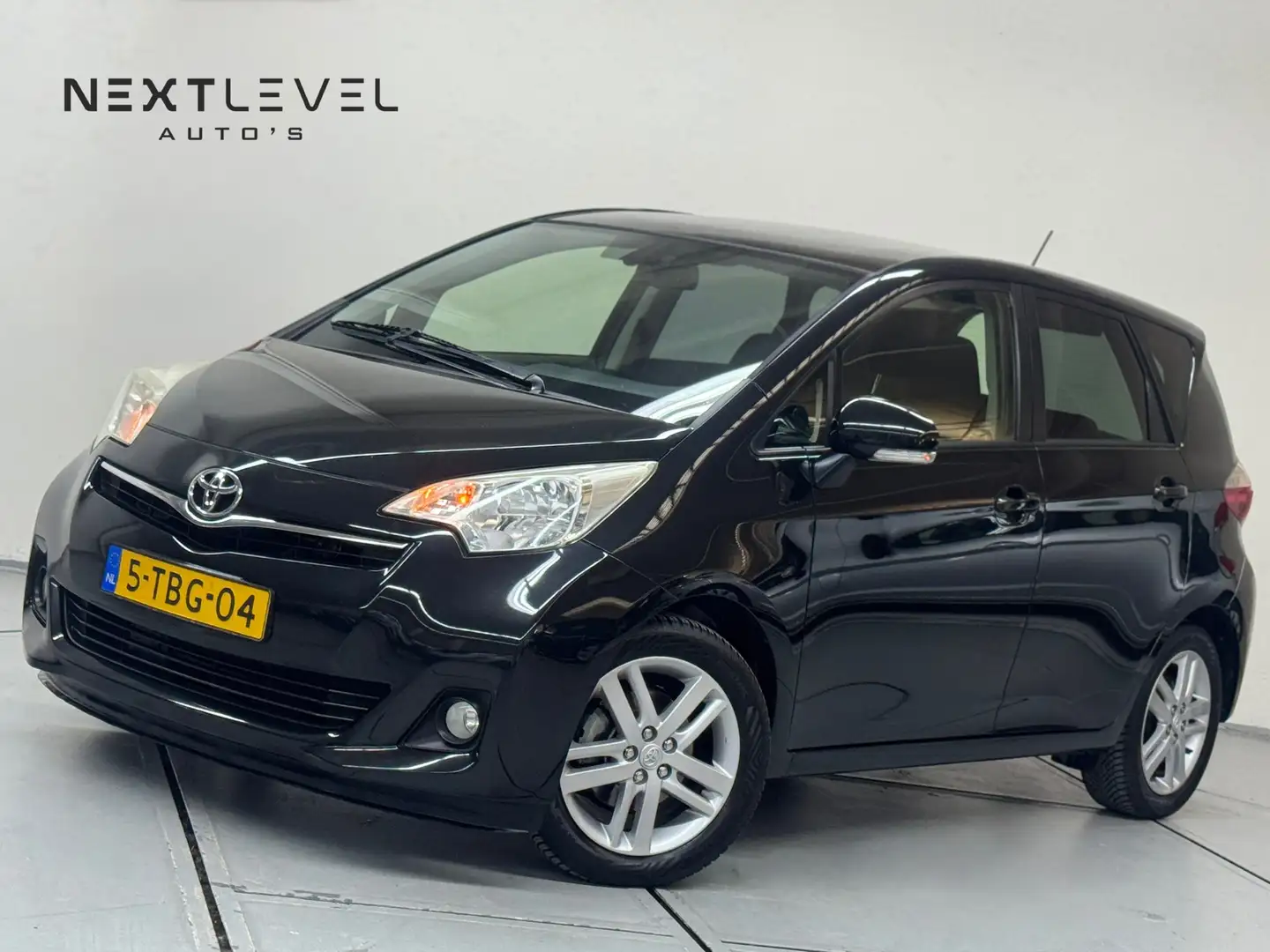 Toyota Verso-S 1.3 VVT-i Dynamic AUTOMAAT Pano Cam Trekhaak Cruis Noir - 1
