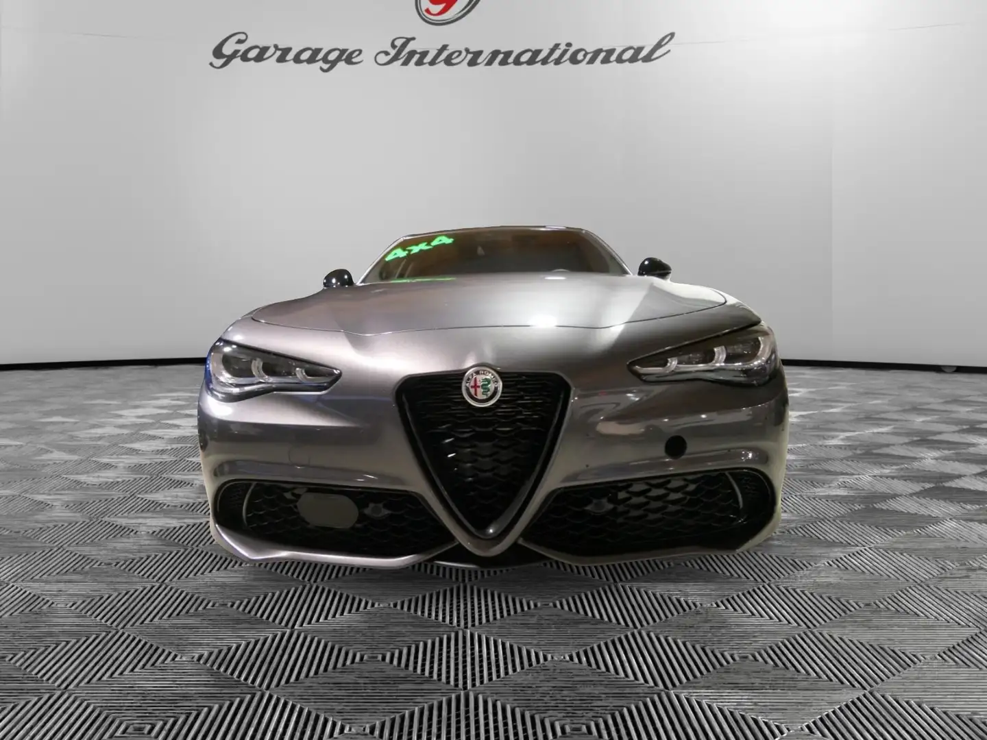 Alfa Romeo Giulia 2.0 Turbo 280 CV AT8 AWD Q4 Veloce Grijs - 2