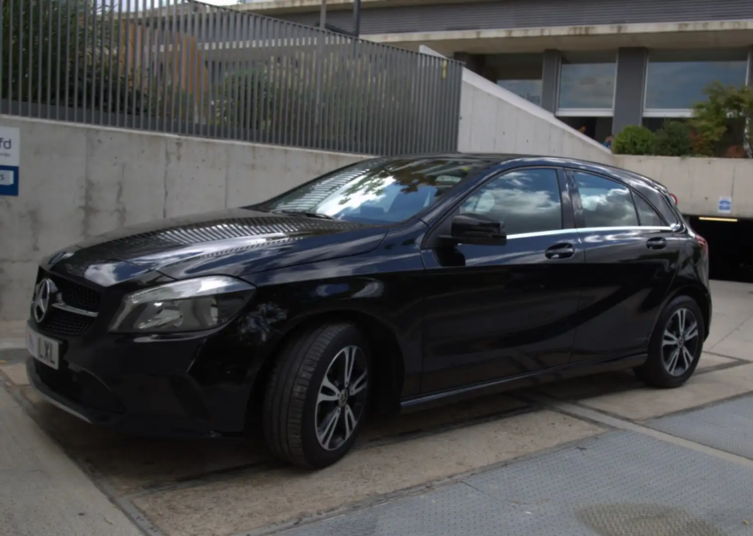 Mercedes-Benz A 200 200d 7G-DCT Schwarz - 2