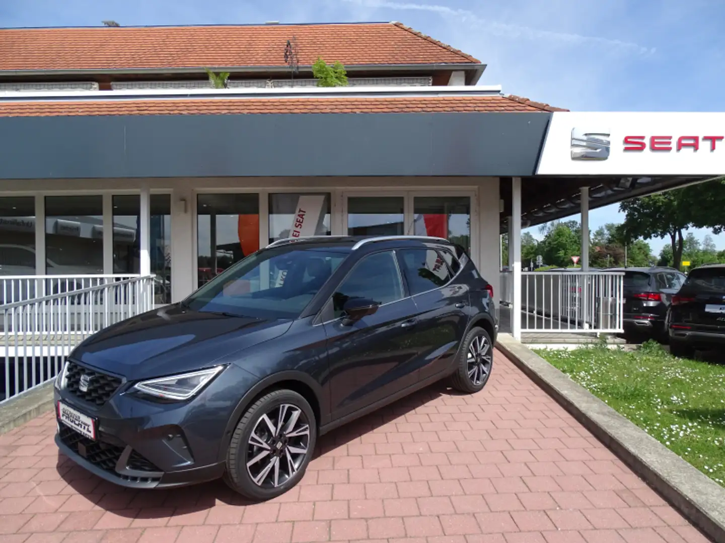 SEAT Arona Arona 1.5 TSI FR DSG 150PS AHK Navi ACC Totwink 18 Schwarz - 1