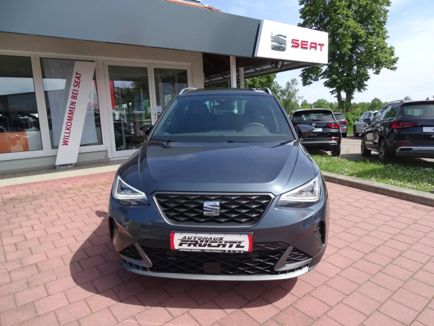 SEAT Arona Arona 1.5 TSI FR DSG 150PS AHK Navi ACC Totwink 18 Schwarz - 2
