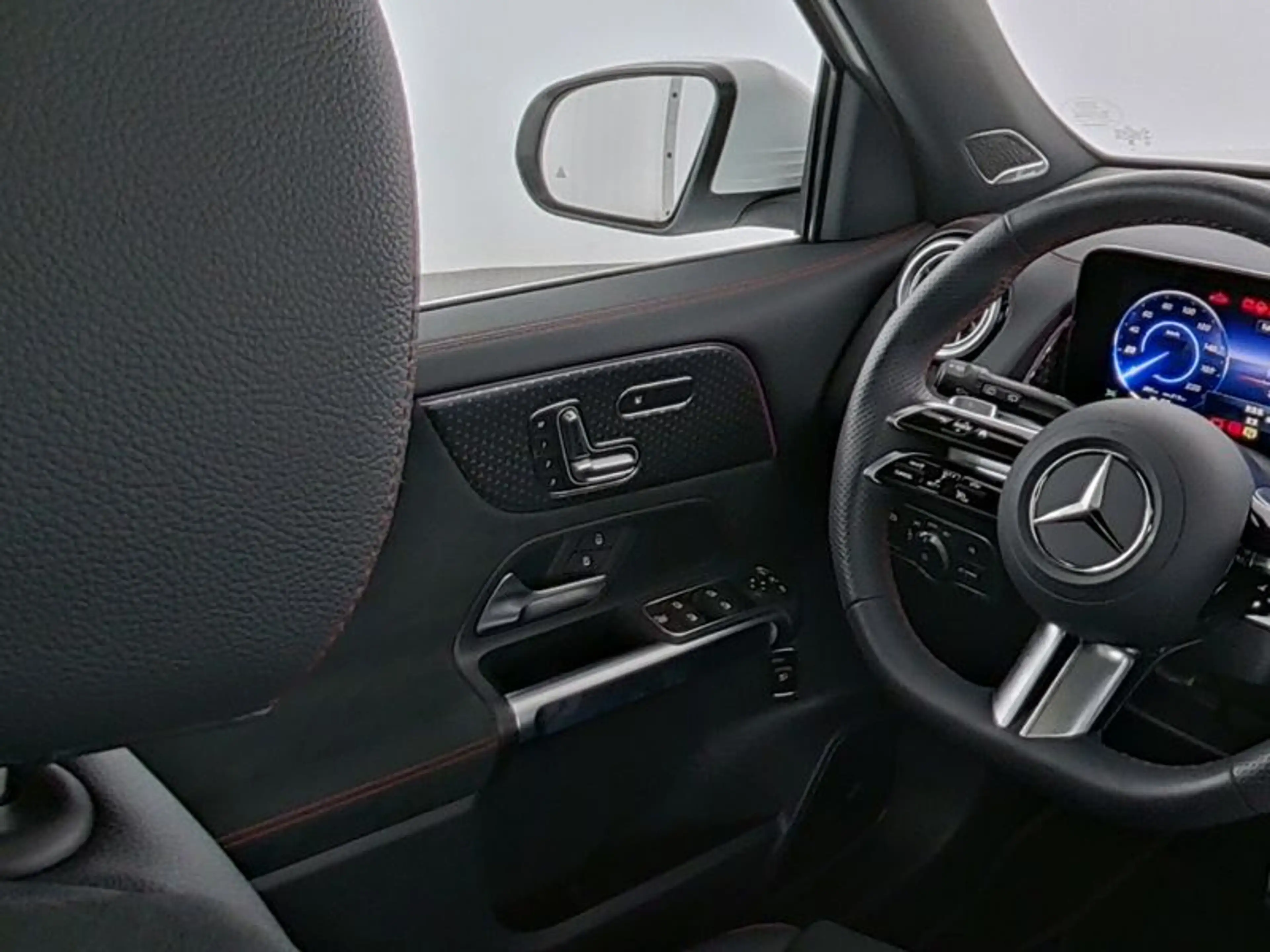 Mercedes-Benz EQB 250 + AMG PREMIUM 7-SITZER PANO DISTR BURM — photo 10