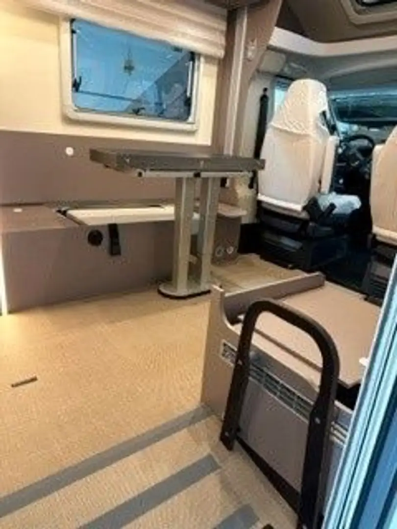 Bürstner Lyseo TD 684 *ROLLSTUHLGERECHT mit Lift Grijs - 2