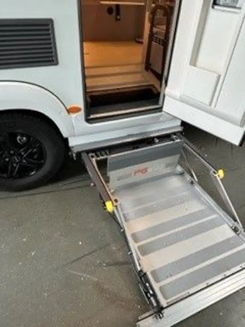 Bürstner Lyseo TD 684 *ROLLSTUHLGERECHT mit Lift Grijs - 1