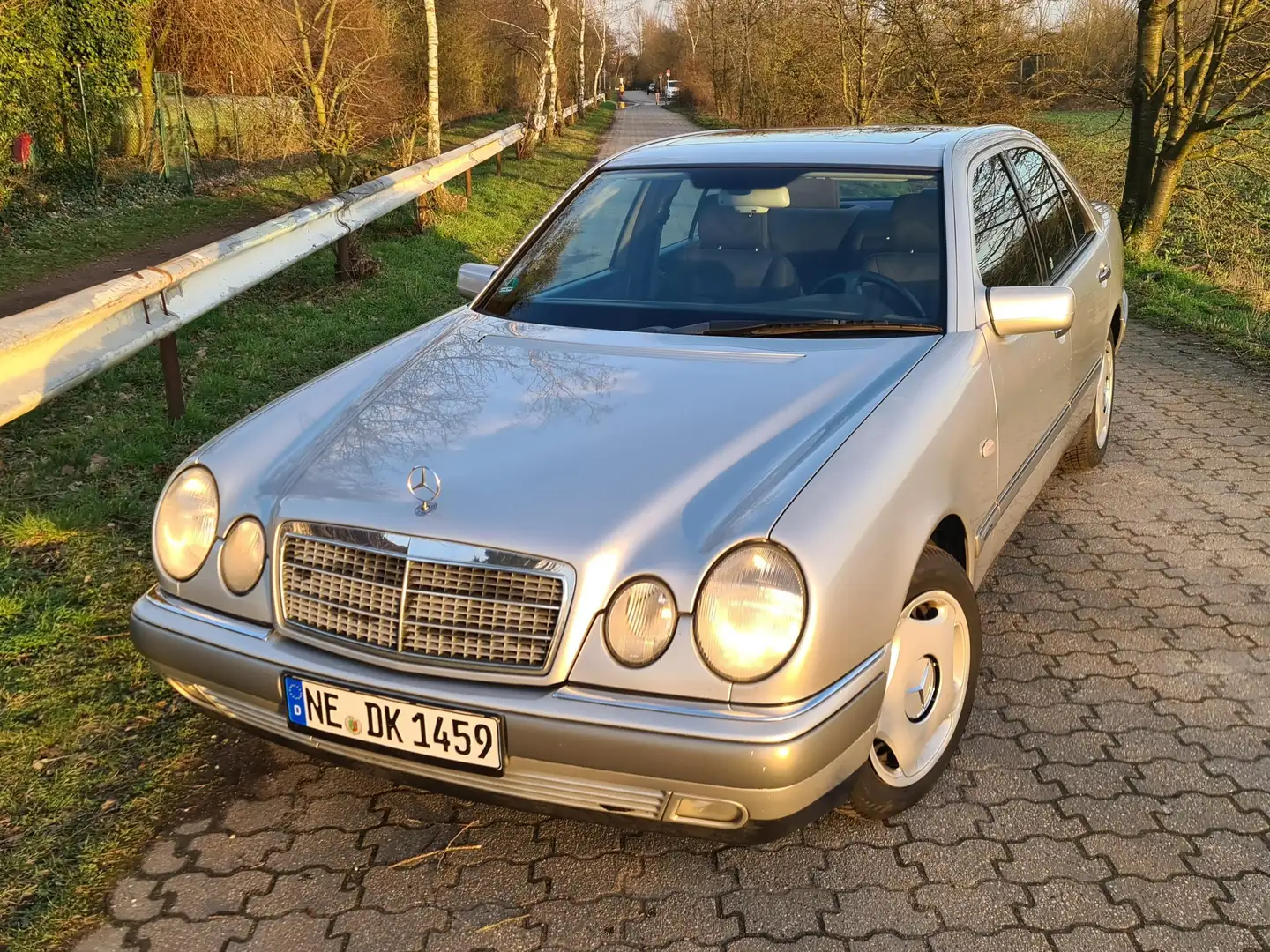 Mercedes-Benz E 320 E 320 Elegance Srebrny - 1