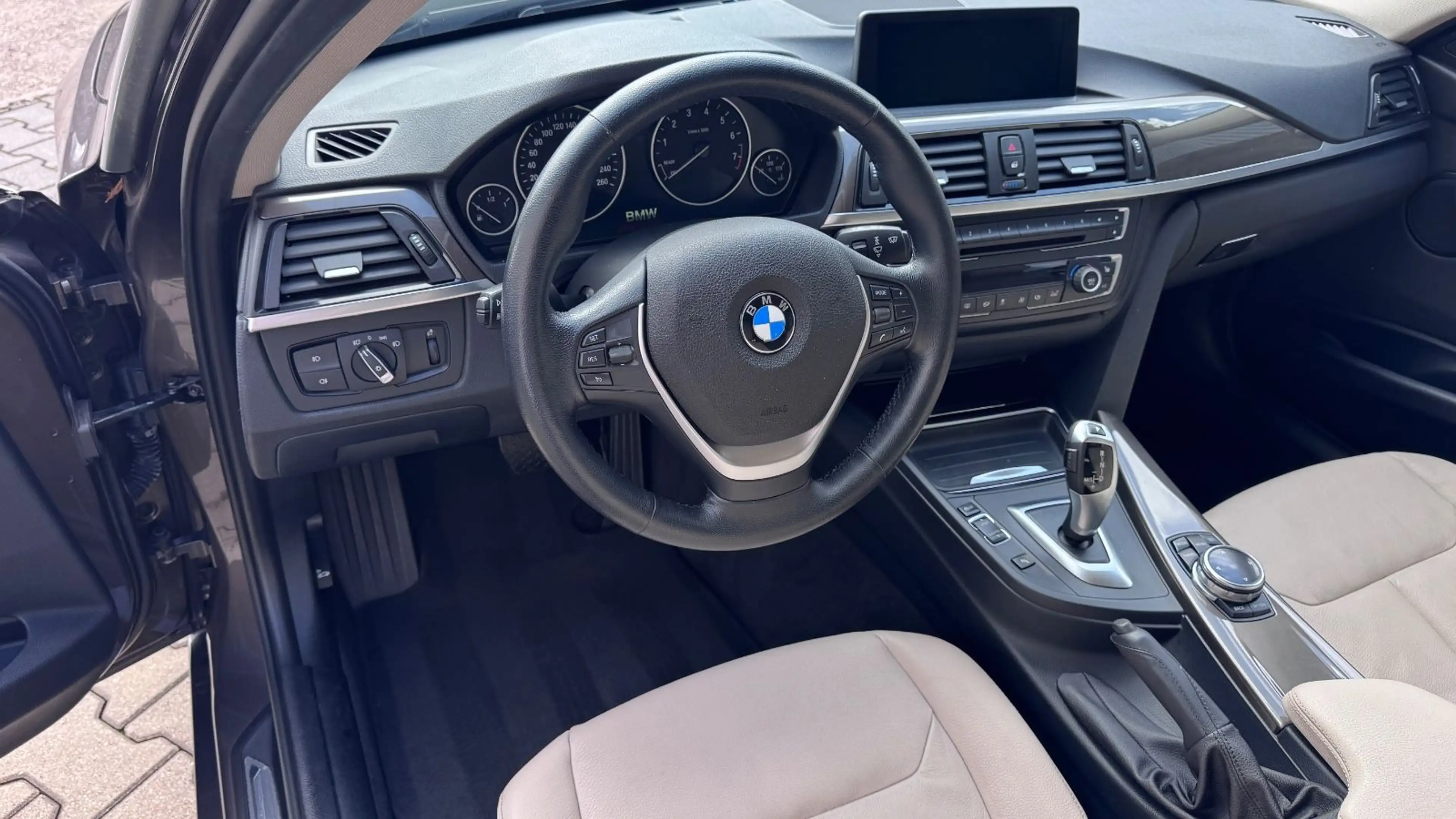 BMW 320 i Tour Xenon NaviProf Autom Kam Leder — photo 13