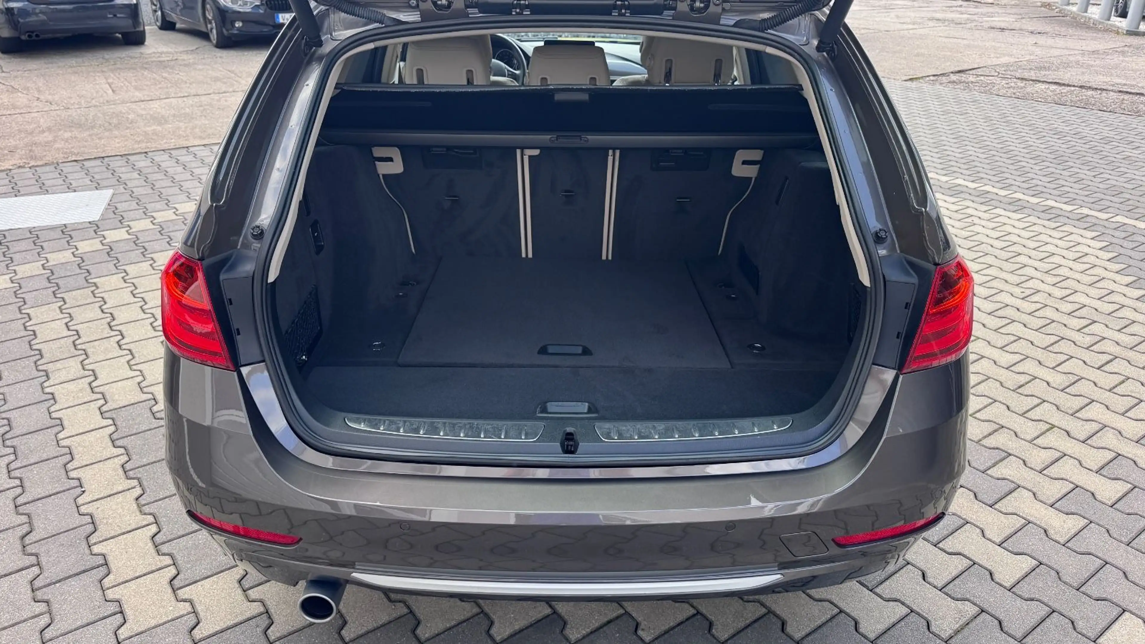 BMW 320 i Tour Xenon NaviProf Autom Kam Leder — photo 8