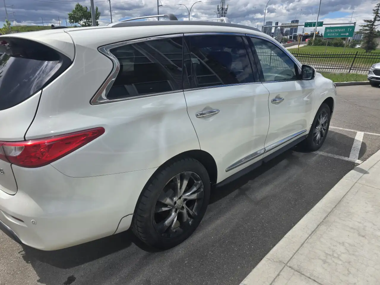 Infiniti JX35 снимка Infiniti JX35