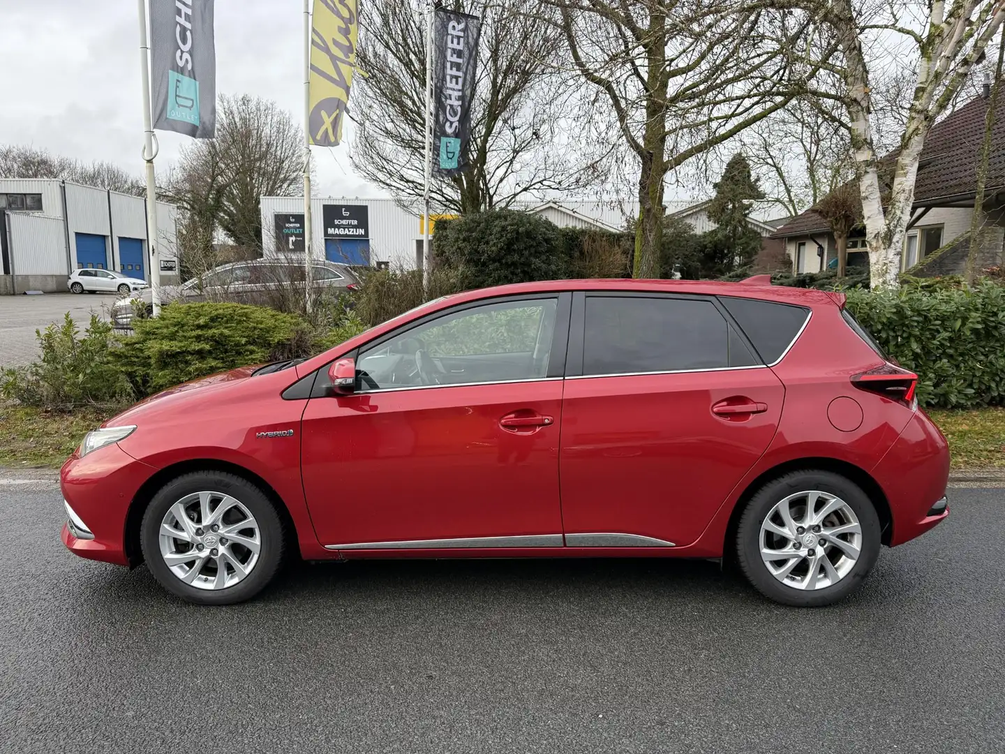 Toyota Auris 1.8 Hybrid 136PK Executive•Navi•Trekhaak Rood - 2