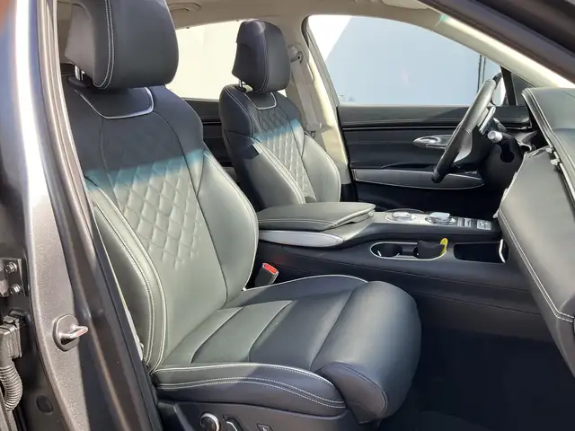 Genesis GV70 view 3