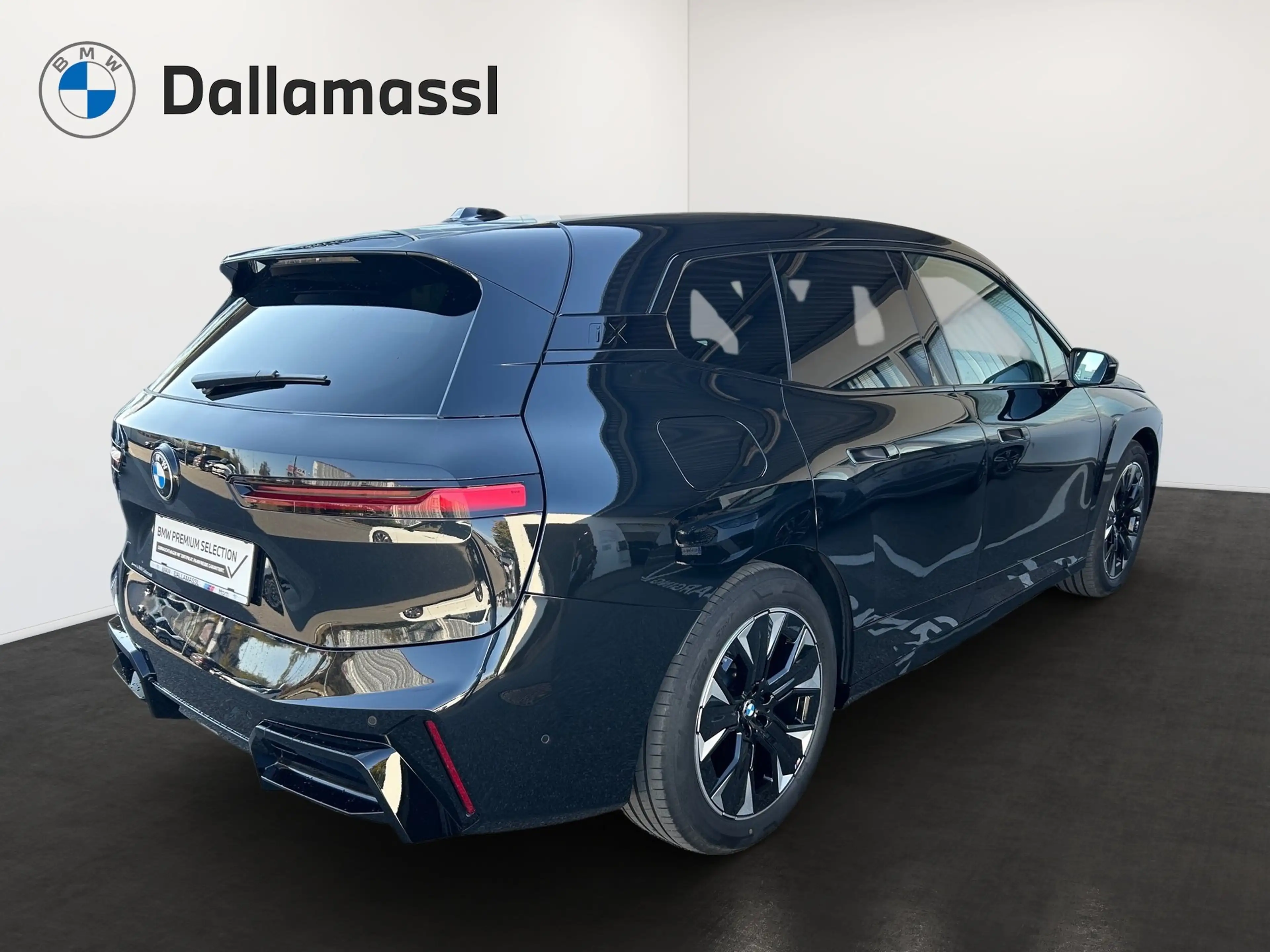 BMW iX xDrive45 — photo 3