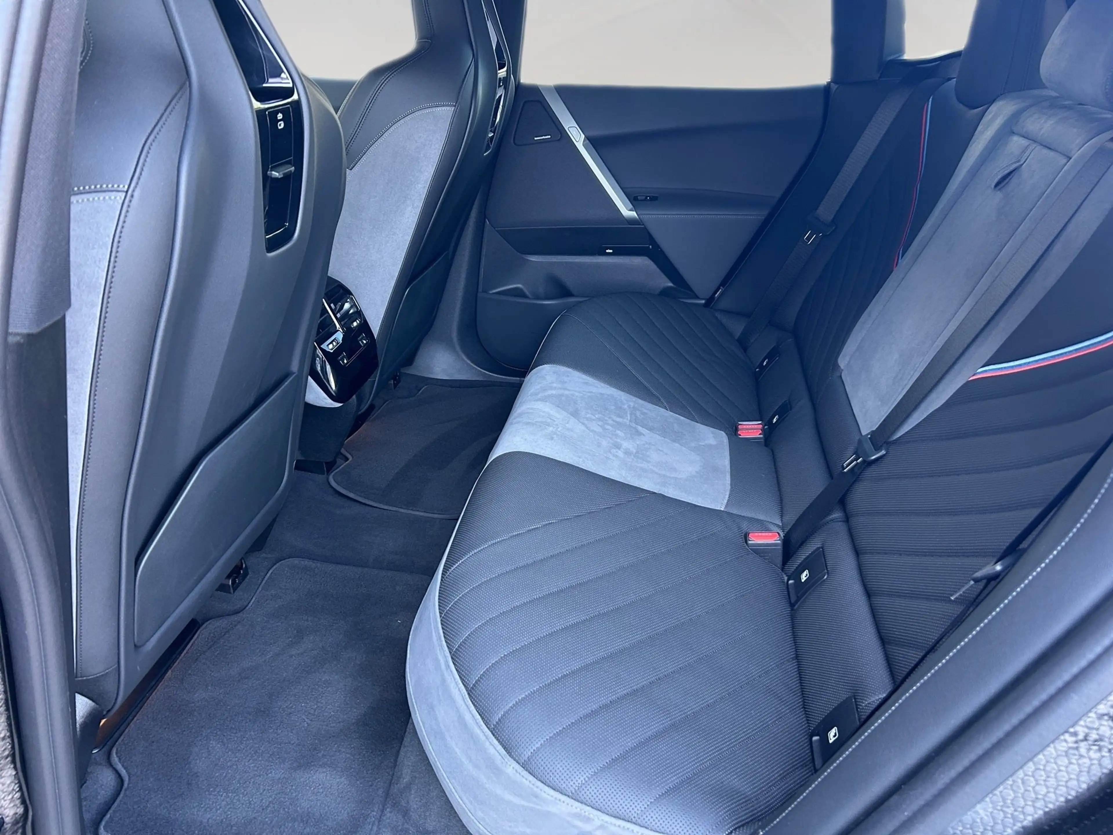 BMW iX xDrive45 — photo 11