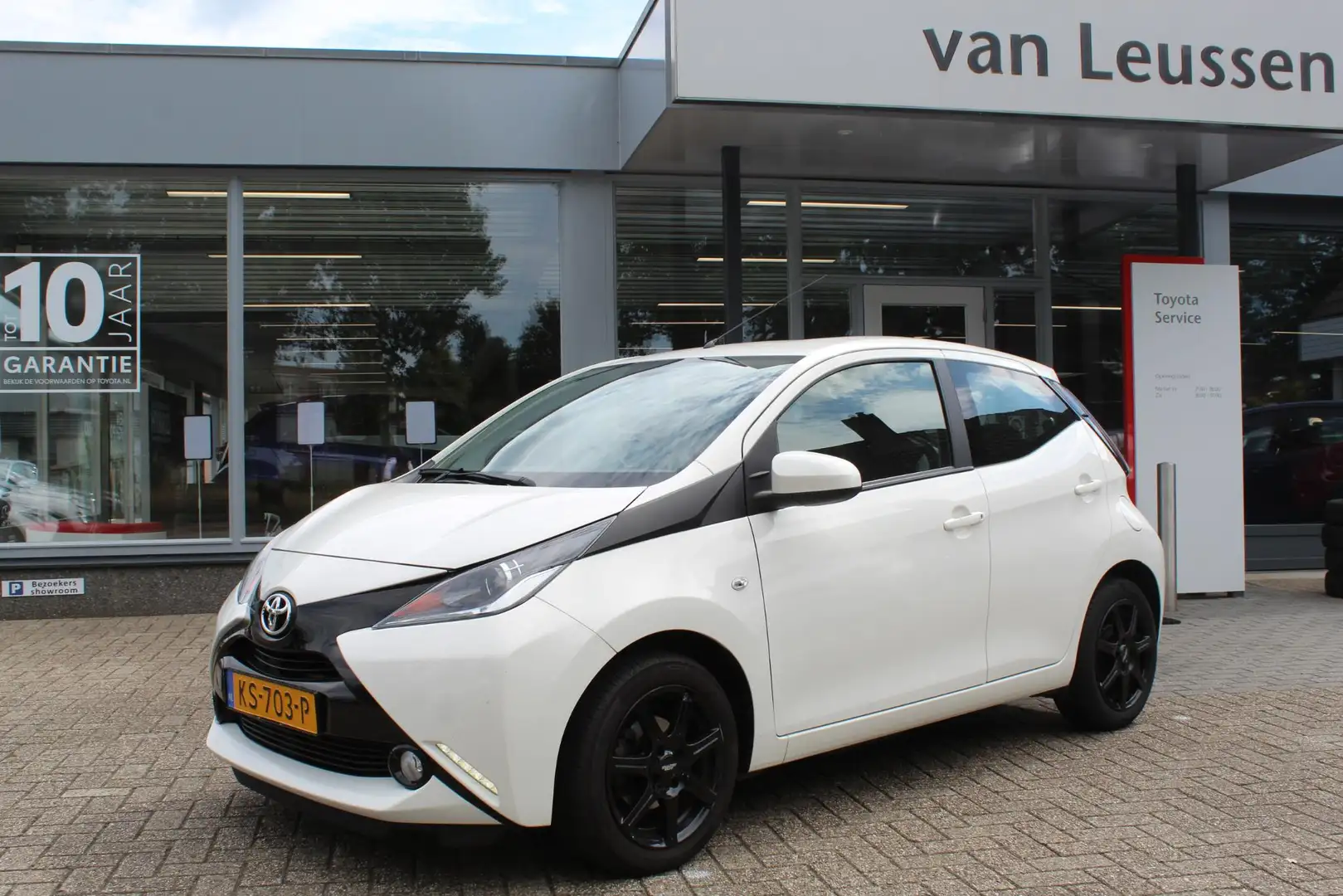 Toyota Aygo X X-PLAY 5-DEURS CAMERA EL-RAMEN LM-VELGEN AIRCO Wit - 1