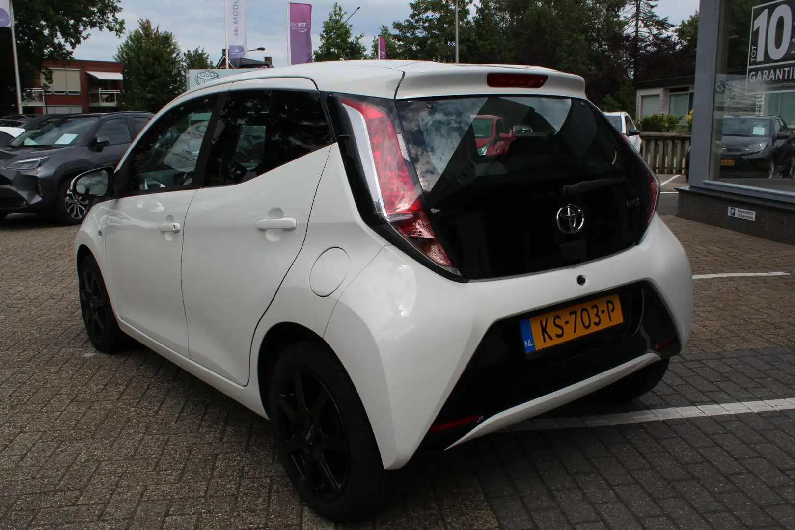 Toyota Aygo X X-PLAY 5-DEURS CAMERA EL-RAMEN LM-VELGEN AIRCO Wit - 2