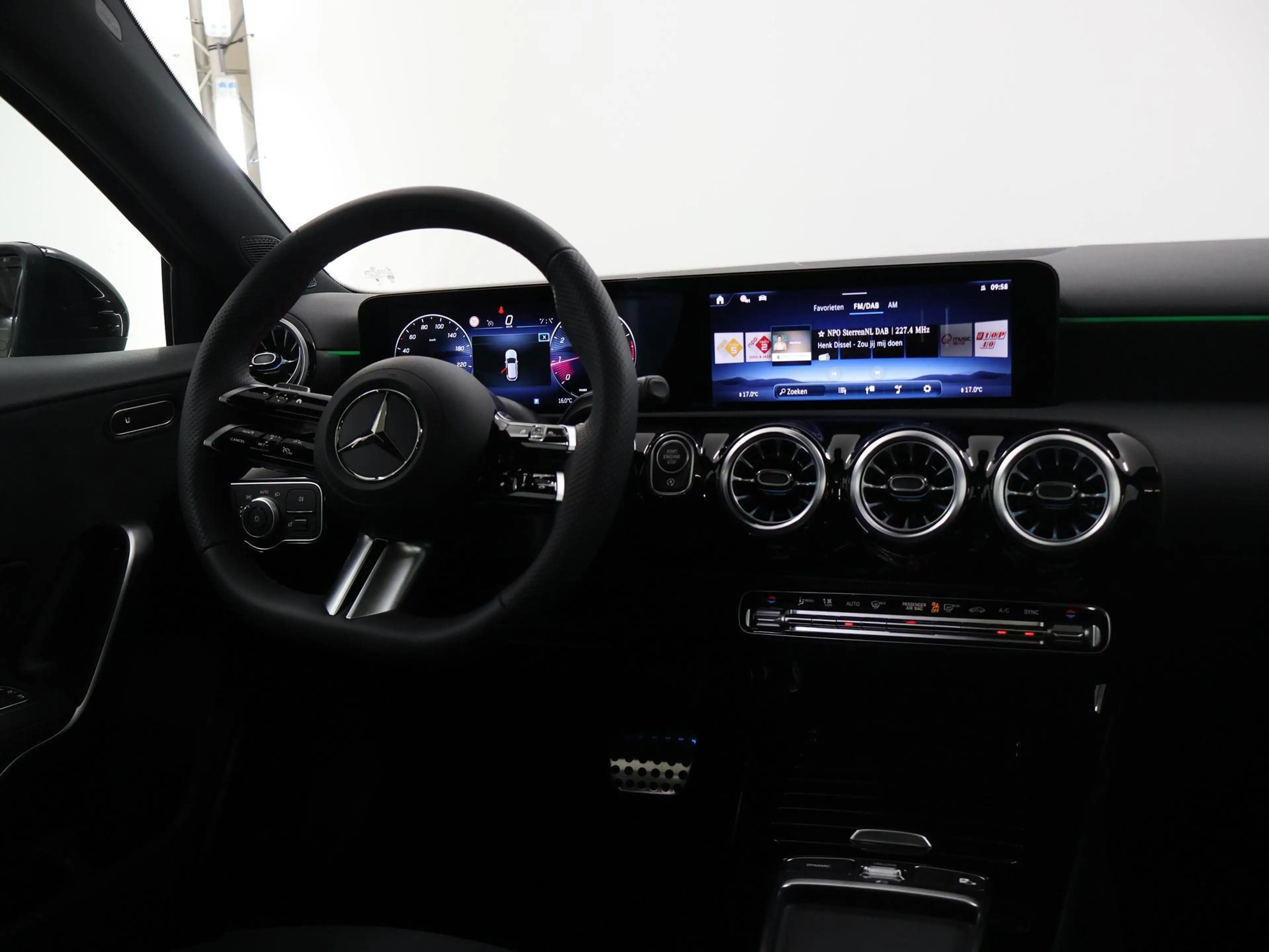 Mercedes-Benz A 180 Star Edition AMG Line | Night | Multibeam | Panora — photo 9
