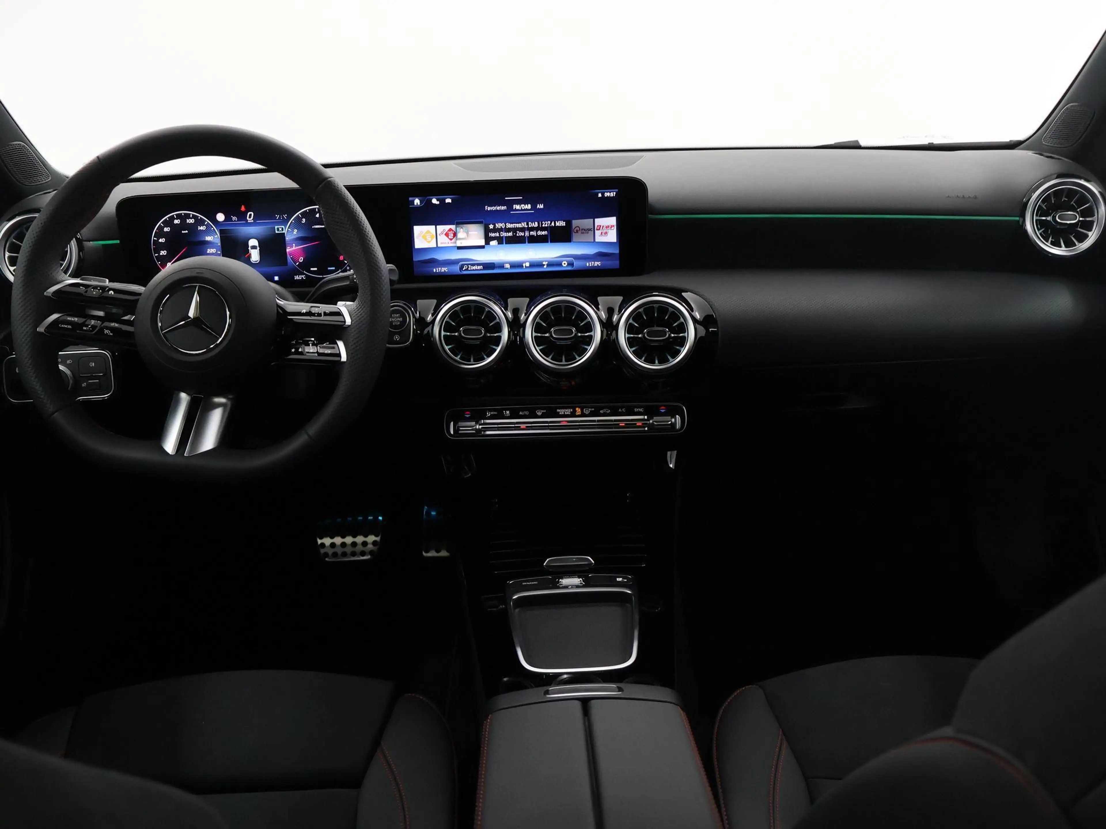 Mercedes-Benz A 180 Star Edition AMG Line | Night | Multibeam | Panora — photo 8