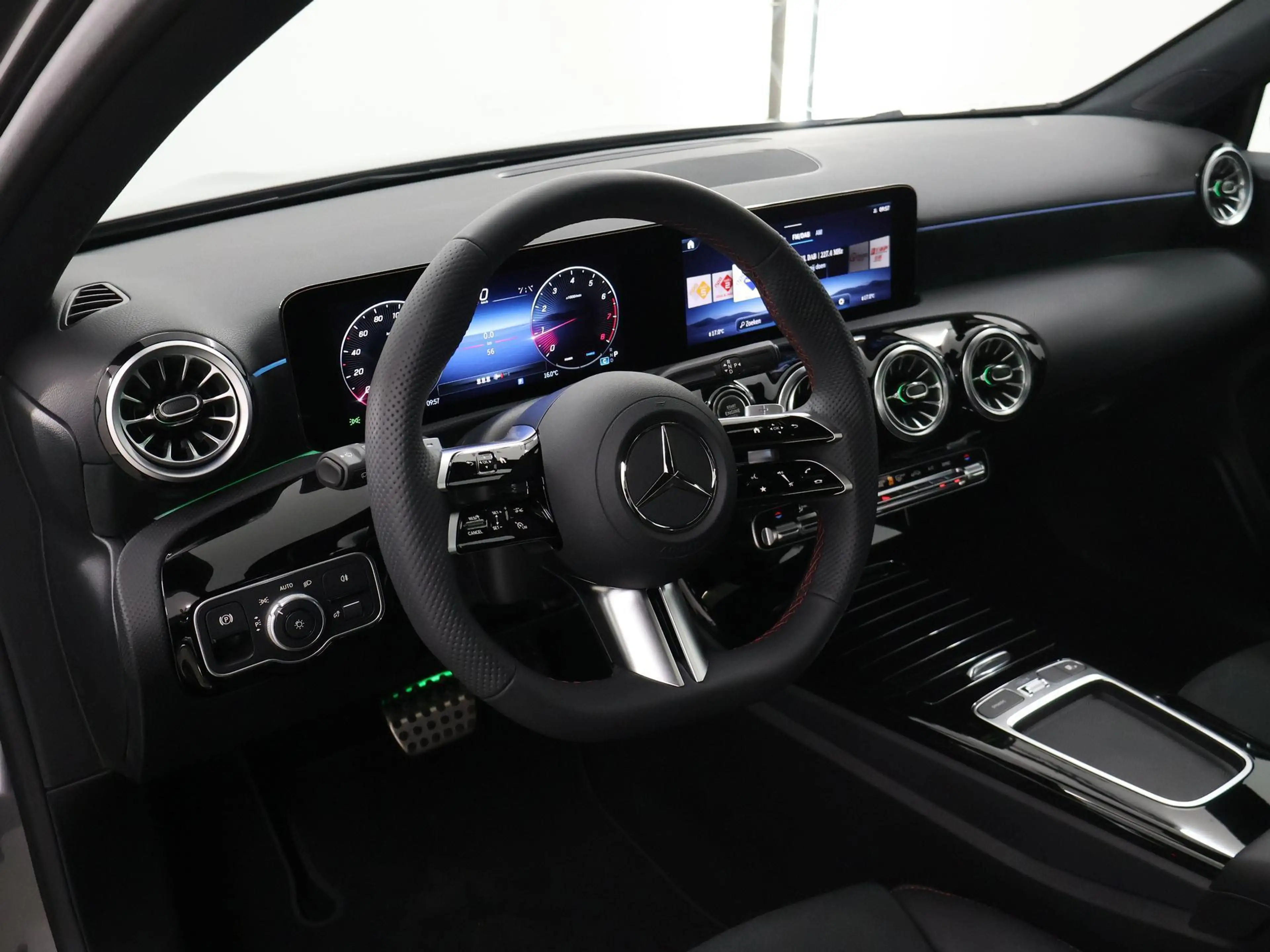 Mercedes-Benz A 180 Star Edition AMG Line | Night | Multibeam | Panora — photo 7