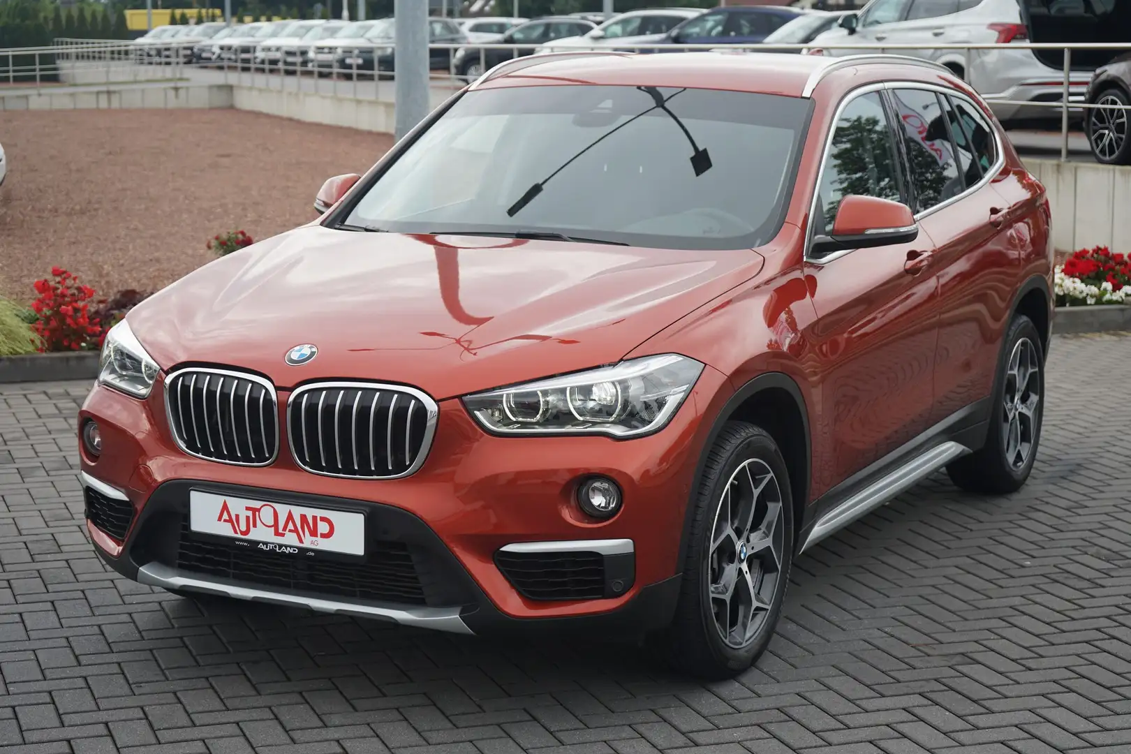 BMW X1 sDrive 20 i xLine Sitzheizung LED Navi DAB Orange - 2