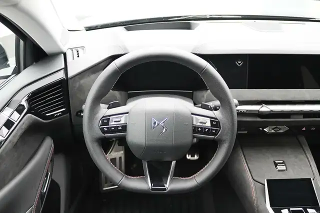 DS Automobiles DS 4 view 5