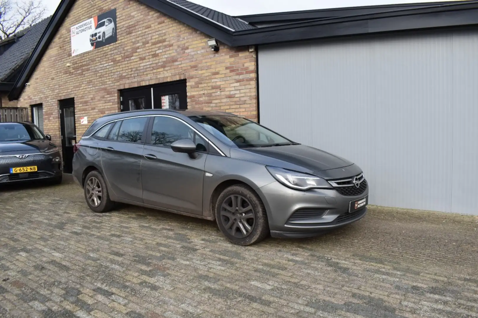 Opel Astra 1.6 CDTI BUSINESS+ Navi, Cruise, Trekhaak Grijs - 2