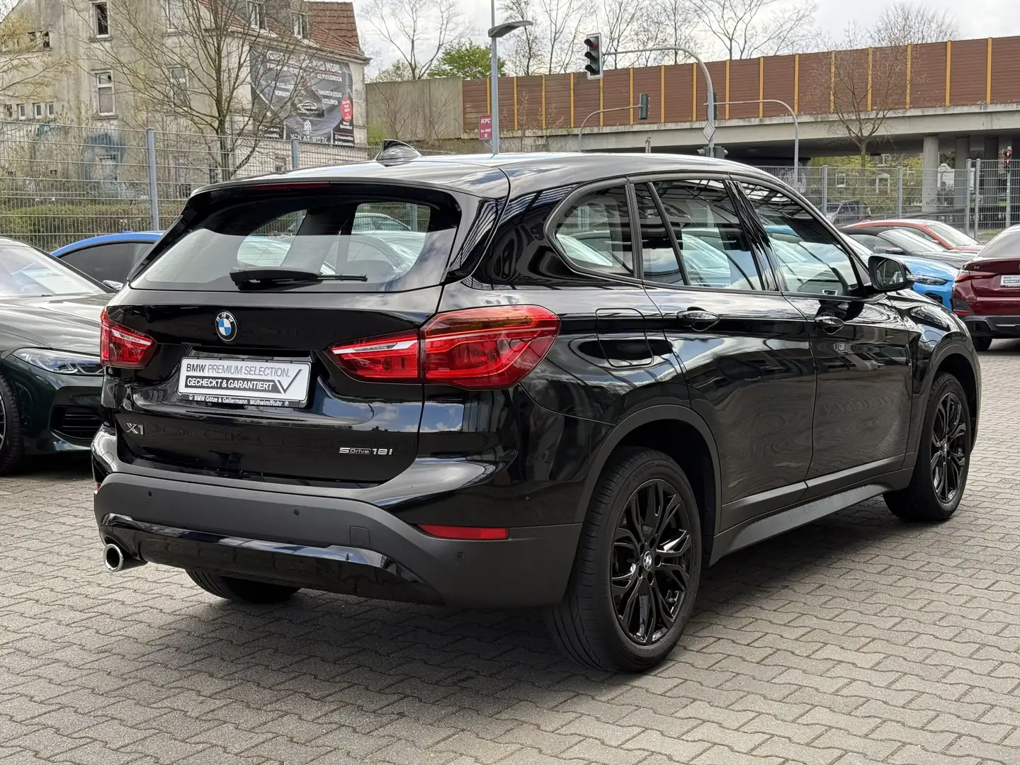BMW X1 sDrive18i Advantage //Navi Sitzhzg. Spiegelpaket Schwarz - 2