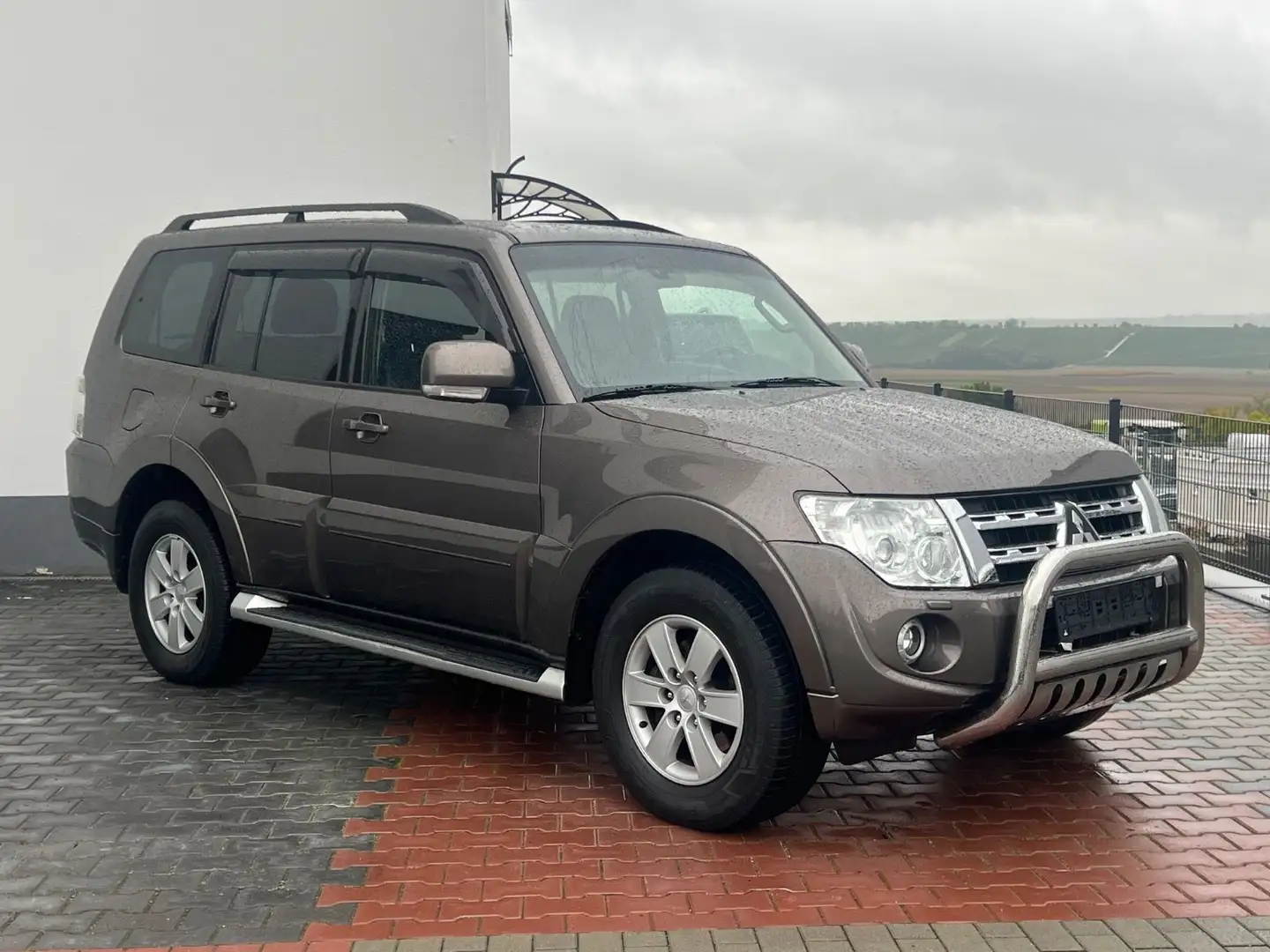 Mitsubishi Pajero 3.2 DI-D Instyle*7SITZER*PANO*AHK-3.5 To* Braun - 1