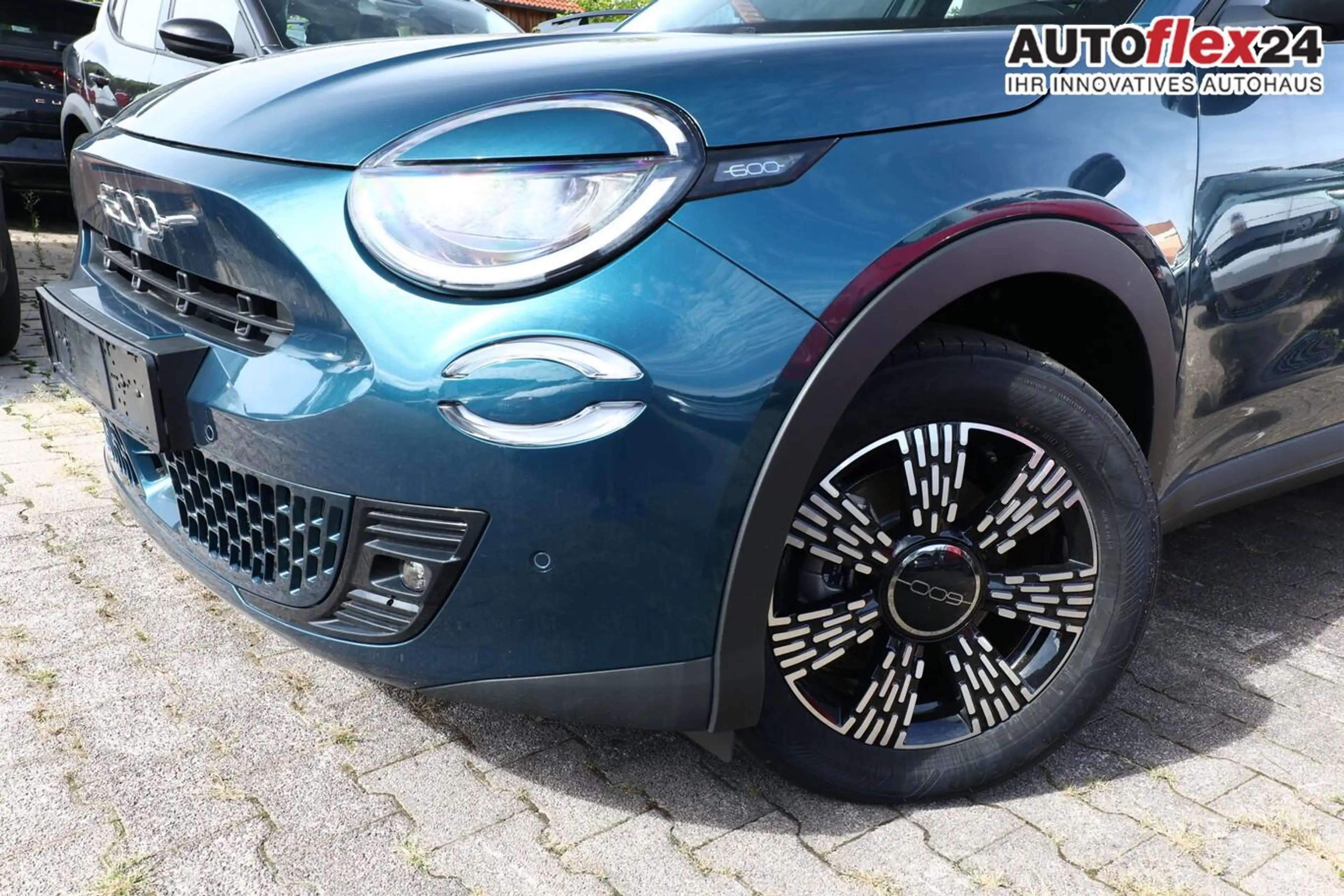 Fiat 600 Icon Hybrid SHZ Keyl Nav Kam 2xPDC LED CarP 74 ... — photo 4