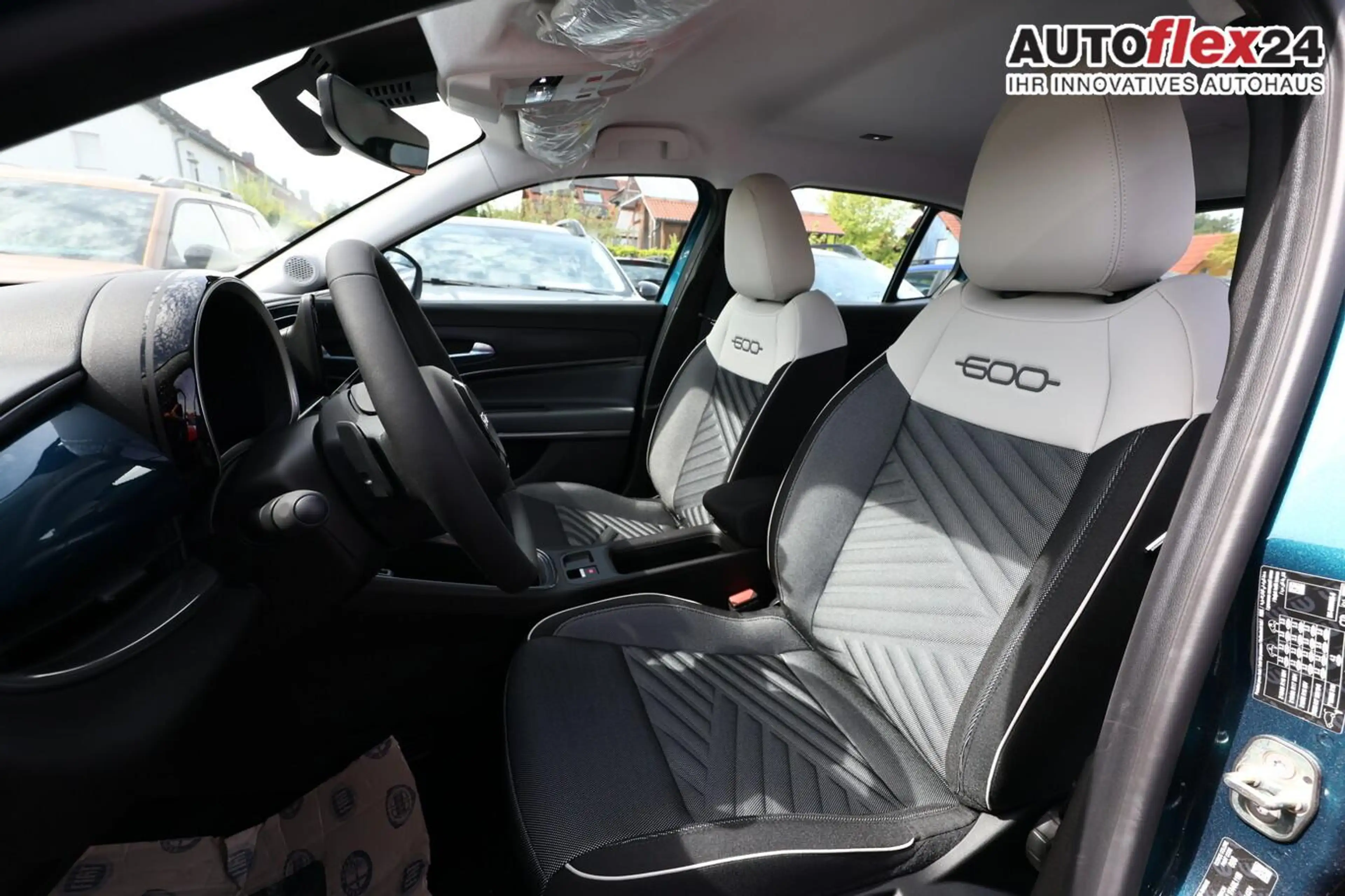 Fiat 600 Icon Hybrid SHZ Keyl Nav Kam 2xPDC LED CarP 74 ... — photo 5
