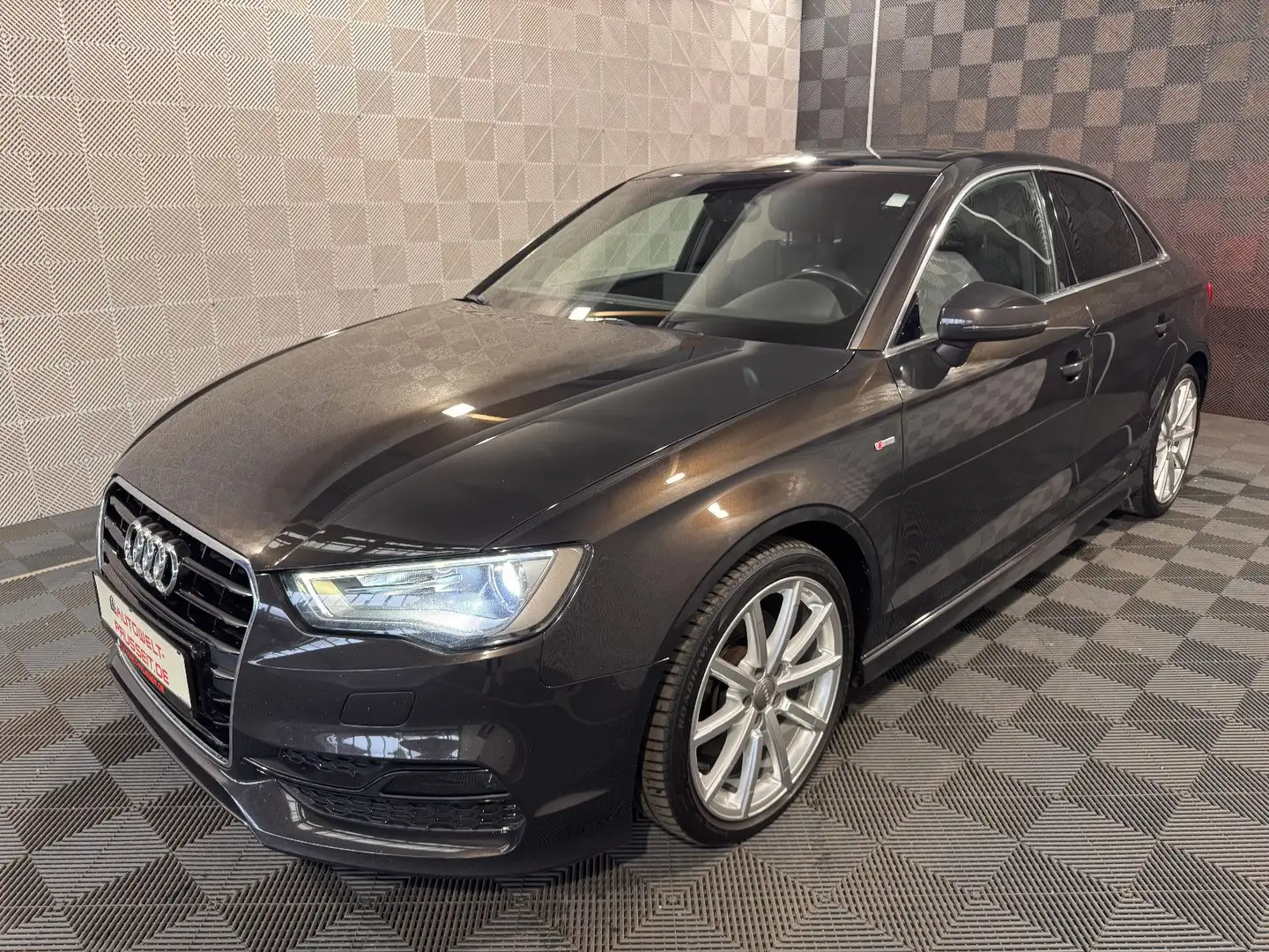 Audi A3 Lim*S-LINE*TEMPO-PAMO-DSP-SHZ-SP.SITZE-18" Braun - 2