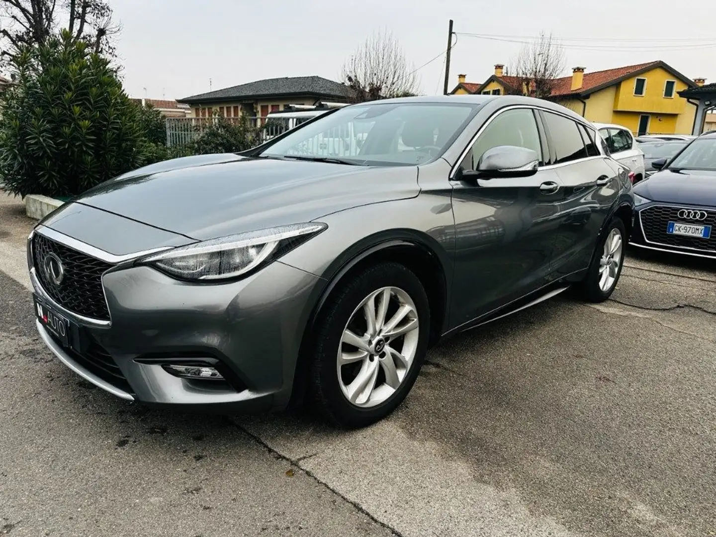 Infiniti Q30 1.5 diesel DCT Business Executive Grau - 1