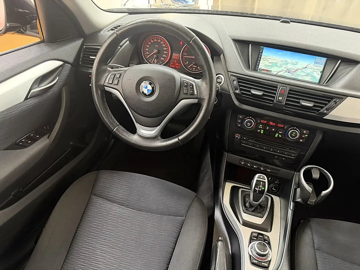 BMW X1 xDrive18d Aut. Schwarz - 2
