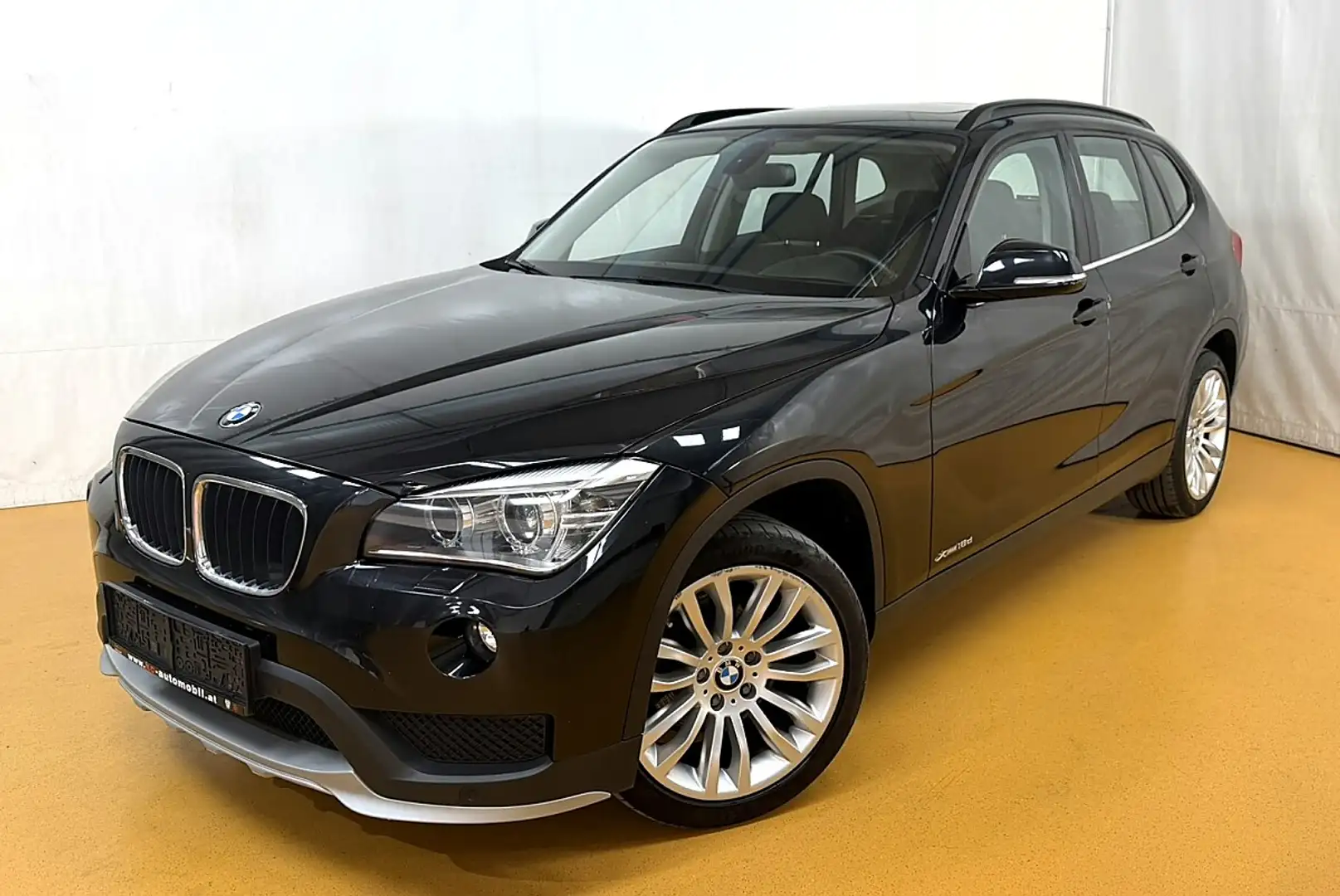 BMW X1 xDrive18d Aut. Schwarz - 1