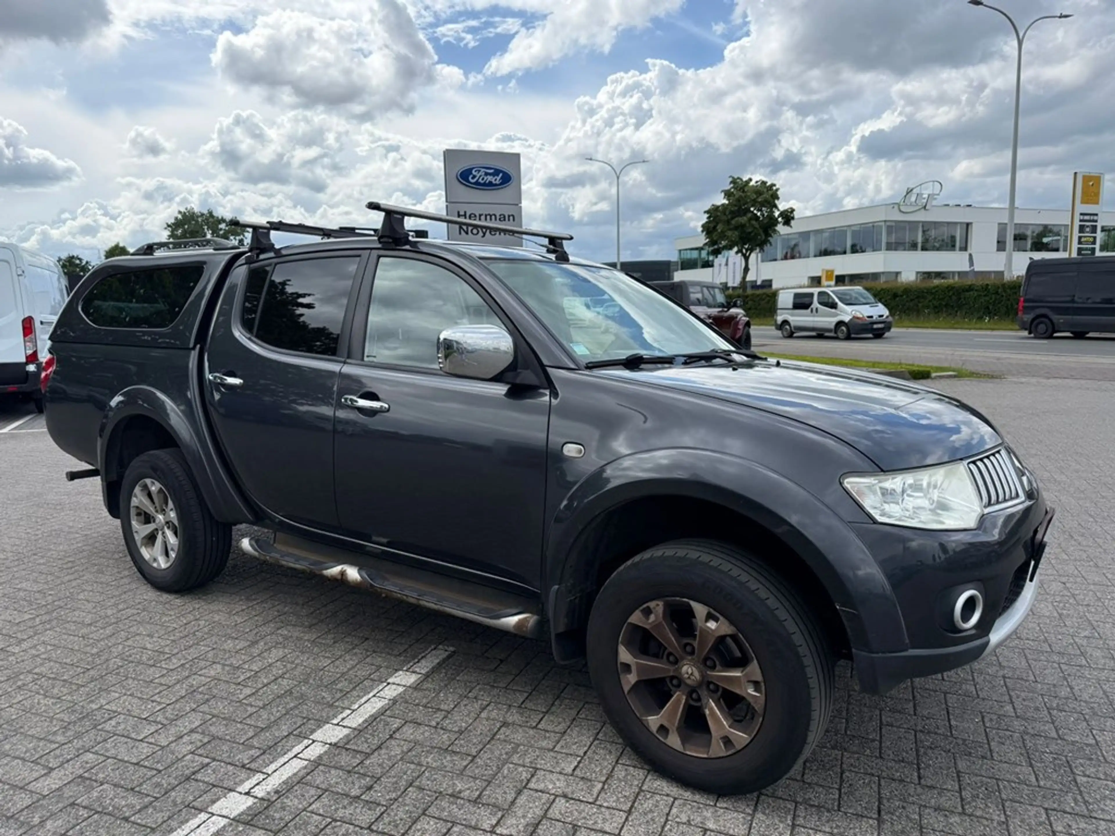 Mitsubishi L200 Enkel voor professionele verkoop.