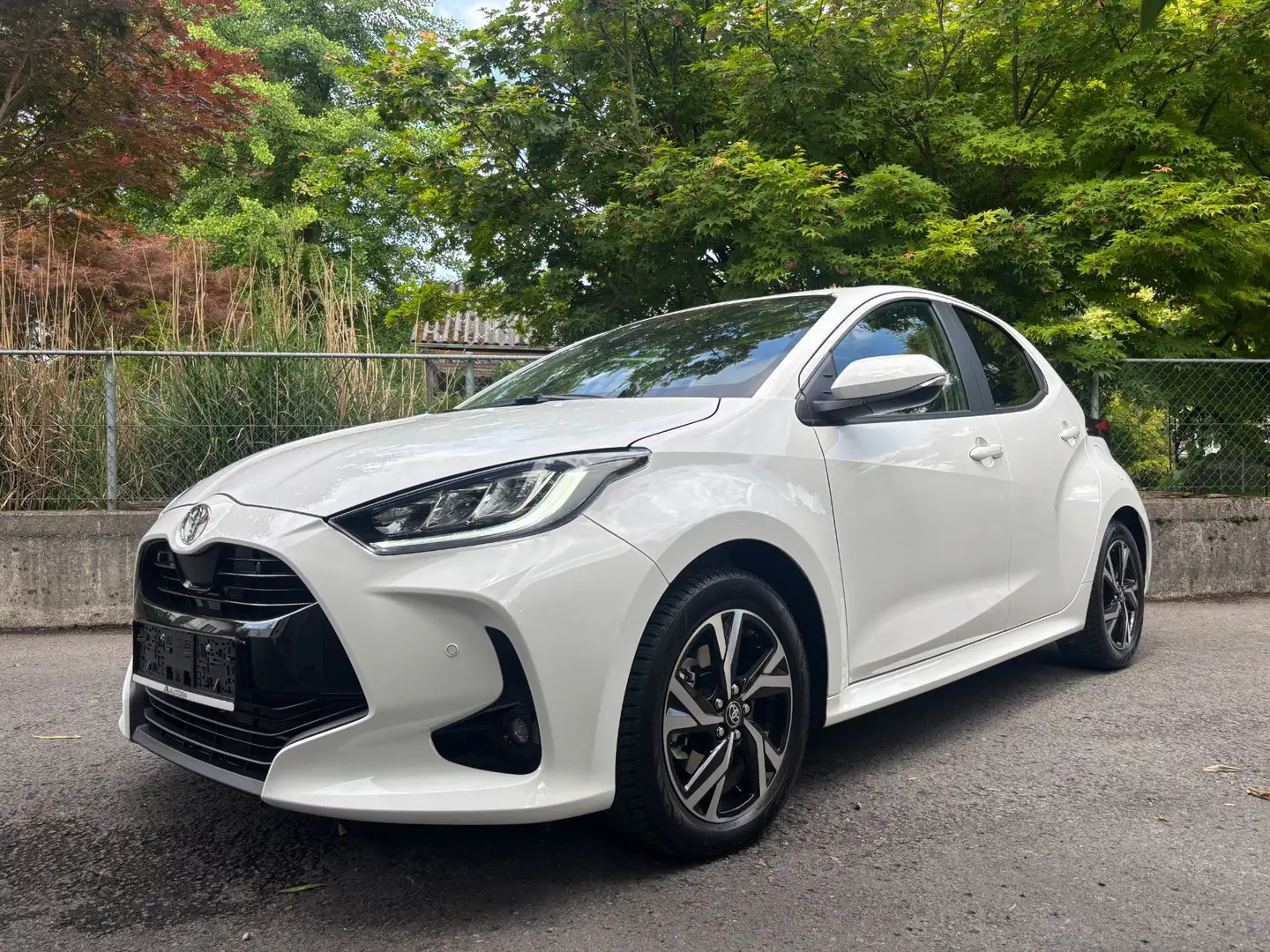 Toyota Yaris 1.5 Dual-VVT-iE (Hybrid) + AHK Weiß - 1