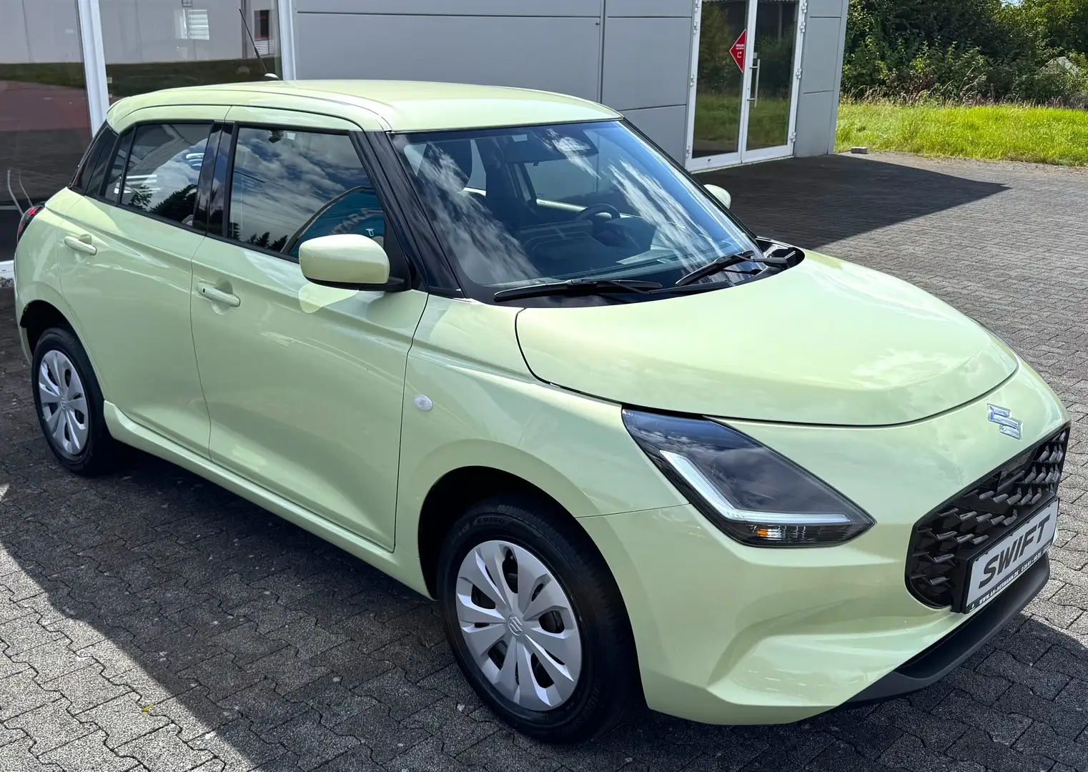 Suzuki Swift 1.2 Club ALLGRIP Hybrid NAVI KAMERA LED Tempomat Geel - 1