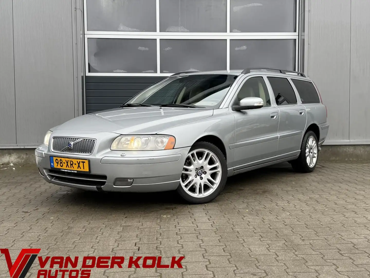 Volvo V70 2.4 D5 AWD Momentum Automaat |Nieuwe APK | Leder | Grau - 1