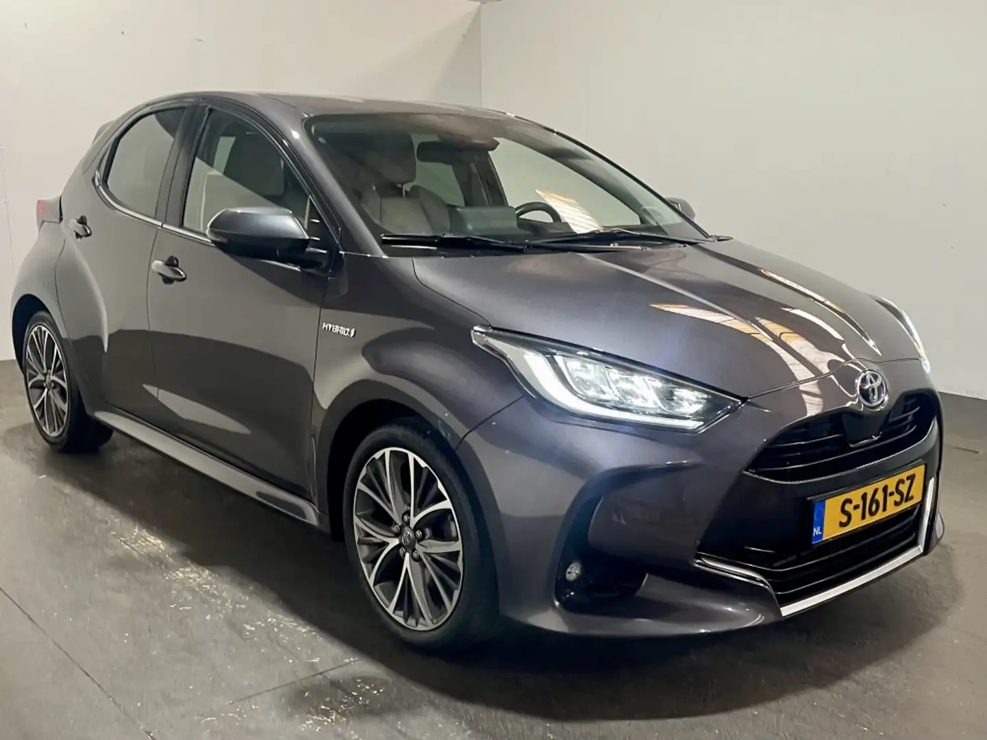 Toyota Yaris 1.5 Hybrid Executive | LEER | HEAD-UP DISPLAY | BS Grijs - 2