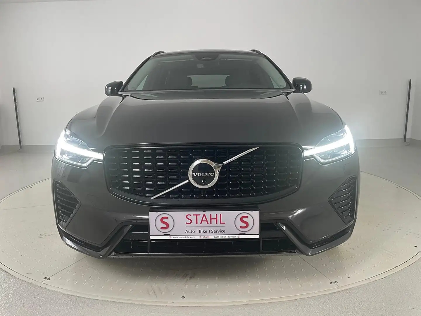 Volvo XC60 T6 AWD PHEV Plus Dark Aut. | Stahl Wien 22 Grau - 2