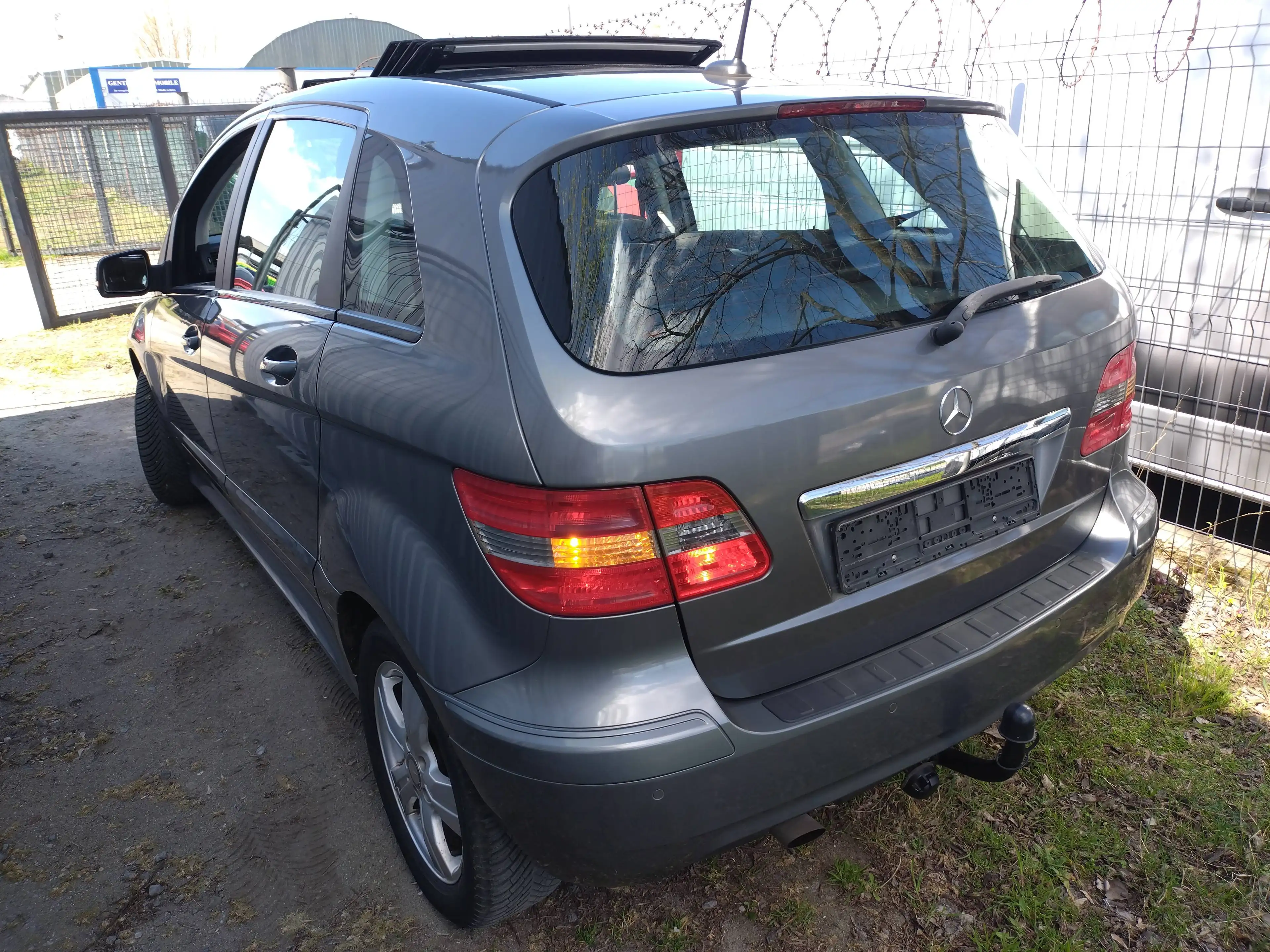 Mercedes-Benz B 200 B 200 +1Hd+Navi+AHK+PDC+Panorama+SHZ+Temp++ — photo 4