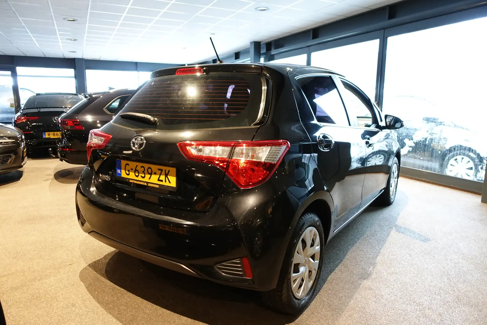 Toyota Yaris 1.5 VVT-i Active | Camera | Navi | Cruise Control Schwarz - 2