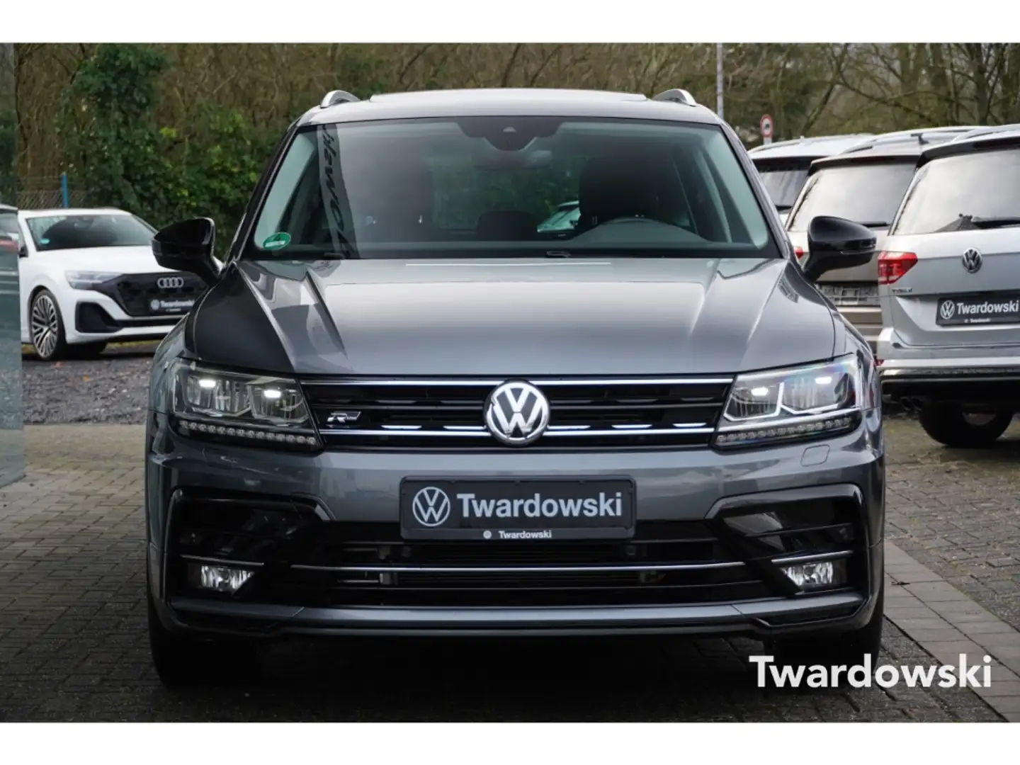 Volkswagen Tiguan R-Line IQ.DRIVE 4Motion Pano AHK ACC Kamera Grau - 2