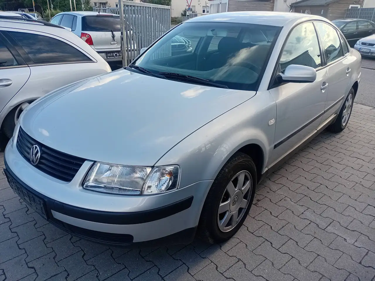 Volkswagen Passat 1.6 HU & AU 05-2027, foto 1