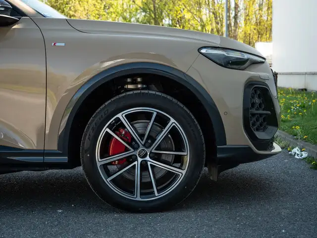 Audi Q5 view 9
