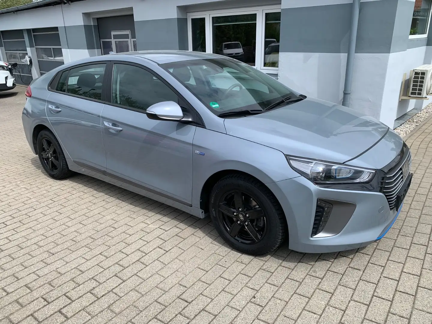 Hyundai IONIQ Ioniq Trend Hybrid 1,6 Aut. ACC  83TKM Stříbrná - 1