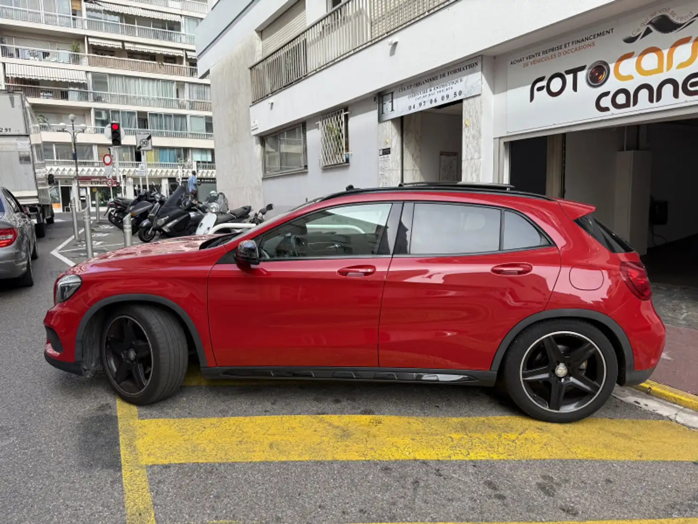 Mercedes-Benz GLA 180 180 FASCINATION 7G-DCT Rouge - 2