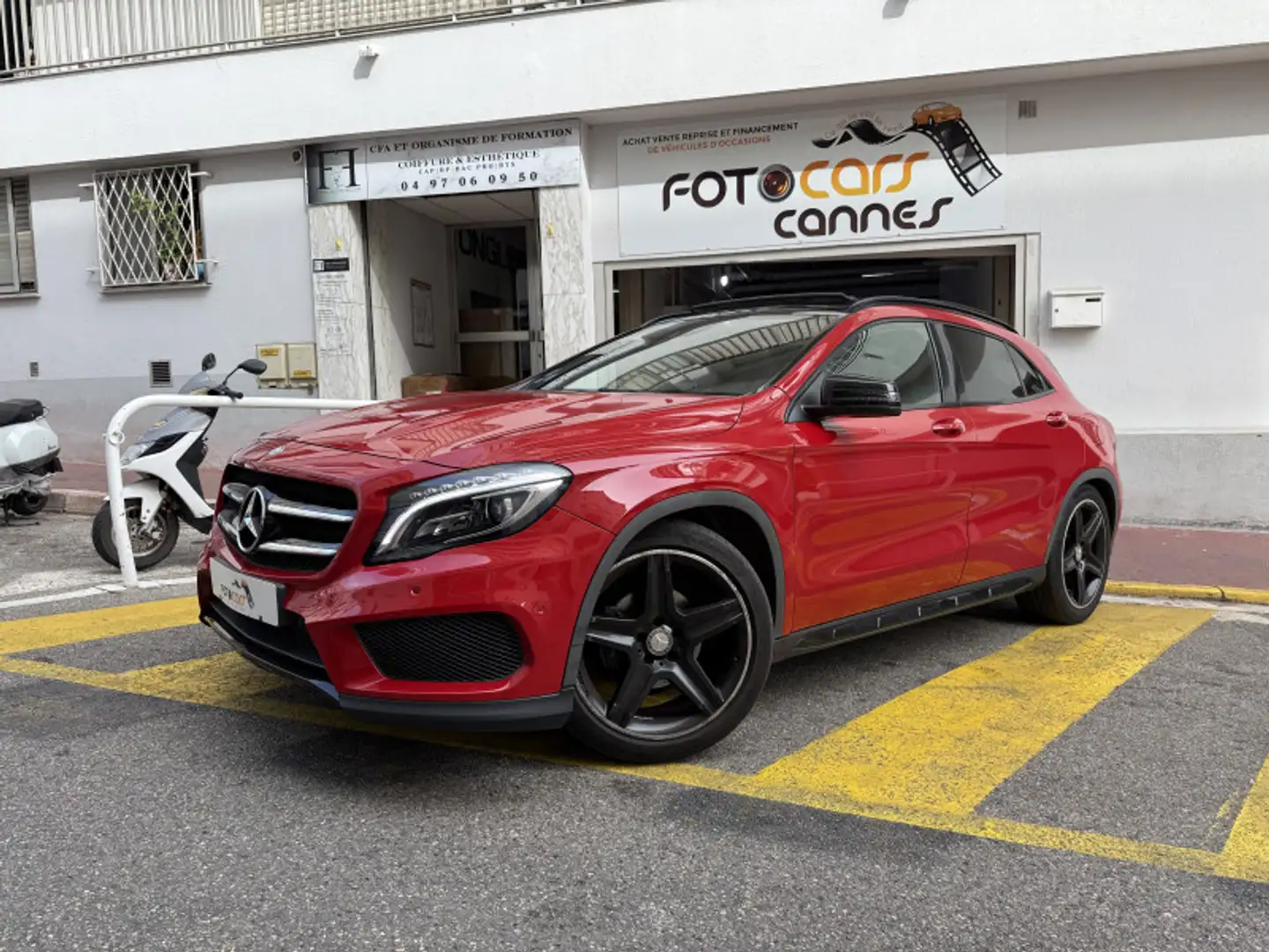 Mercedes-Benz GLA 180 180 FASCINATION 7G-DCT Rouge - 1