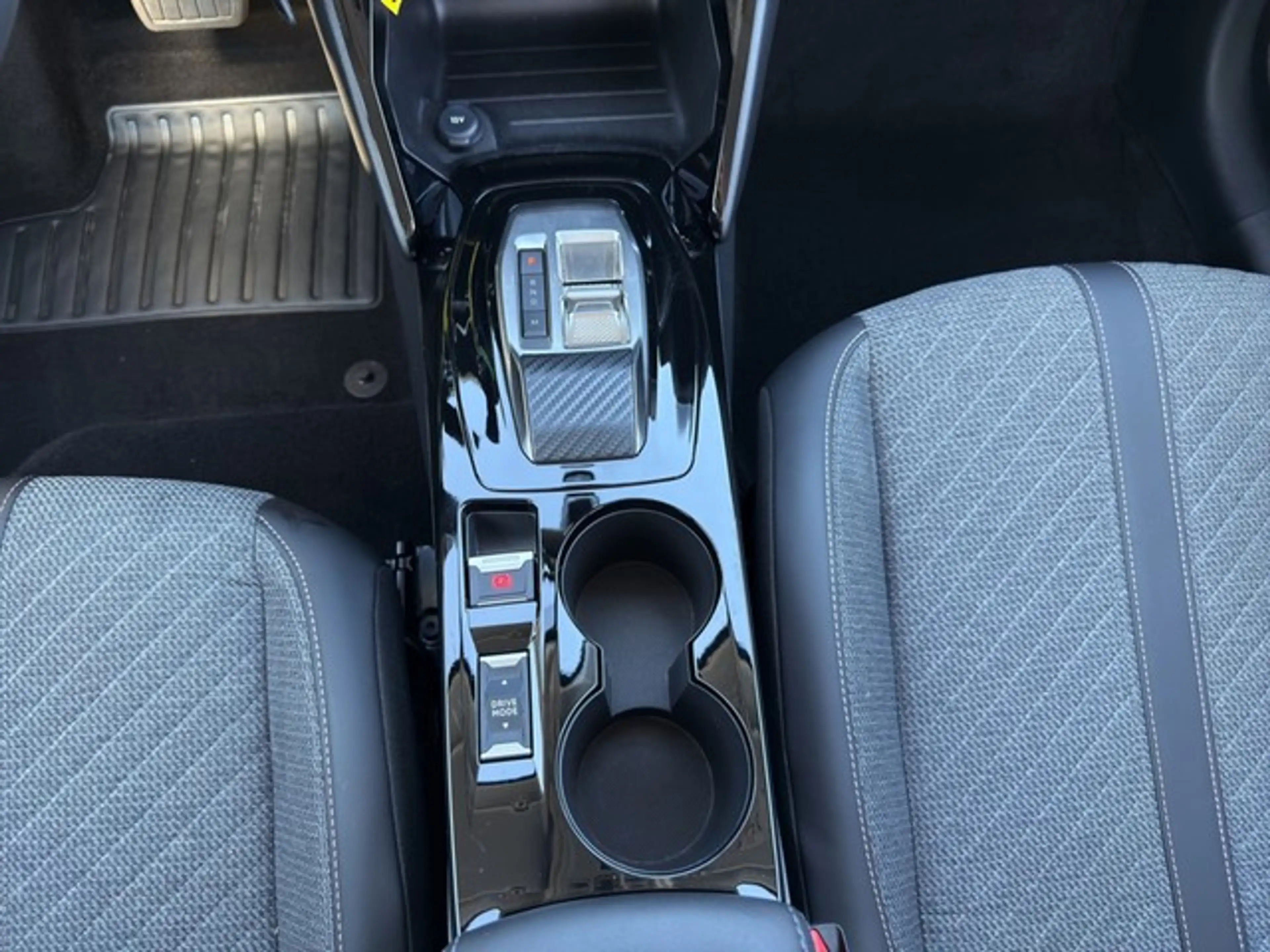 Peugeot 208 1.2 Hybrid Allure PDC+CAM+CARPLAY+SITZHZG+ — photo 11