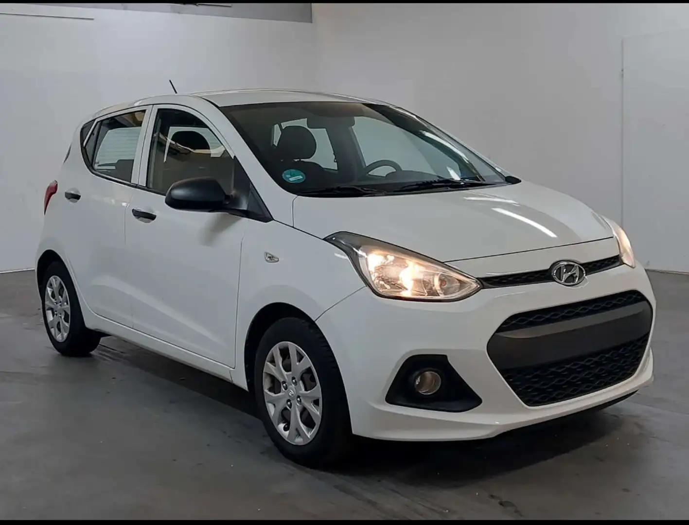 Hyundai i10 1.0 Белый - 1