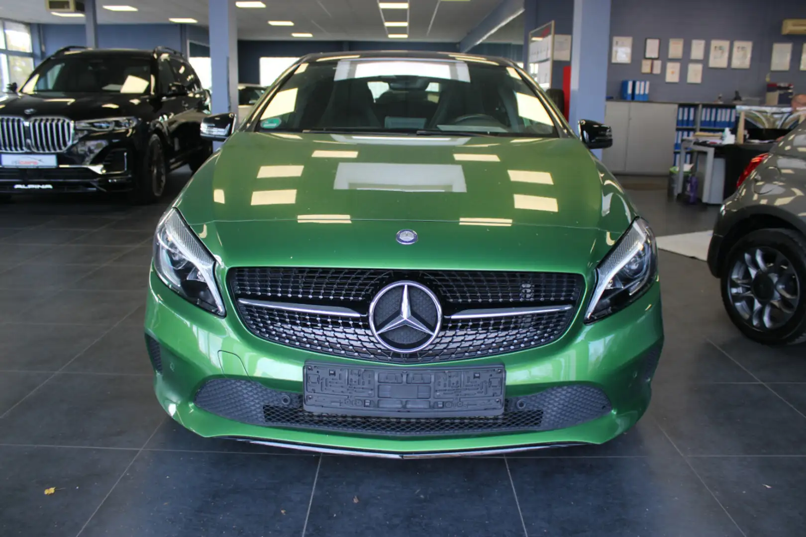 Mercedes-Benz A 180 Urban - Panorama - LED - Navi - AHK - Grün - 2