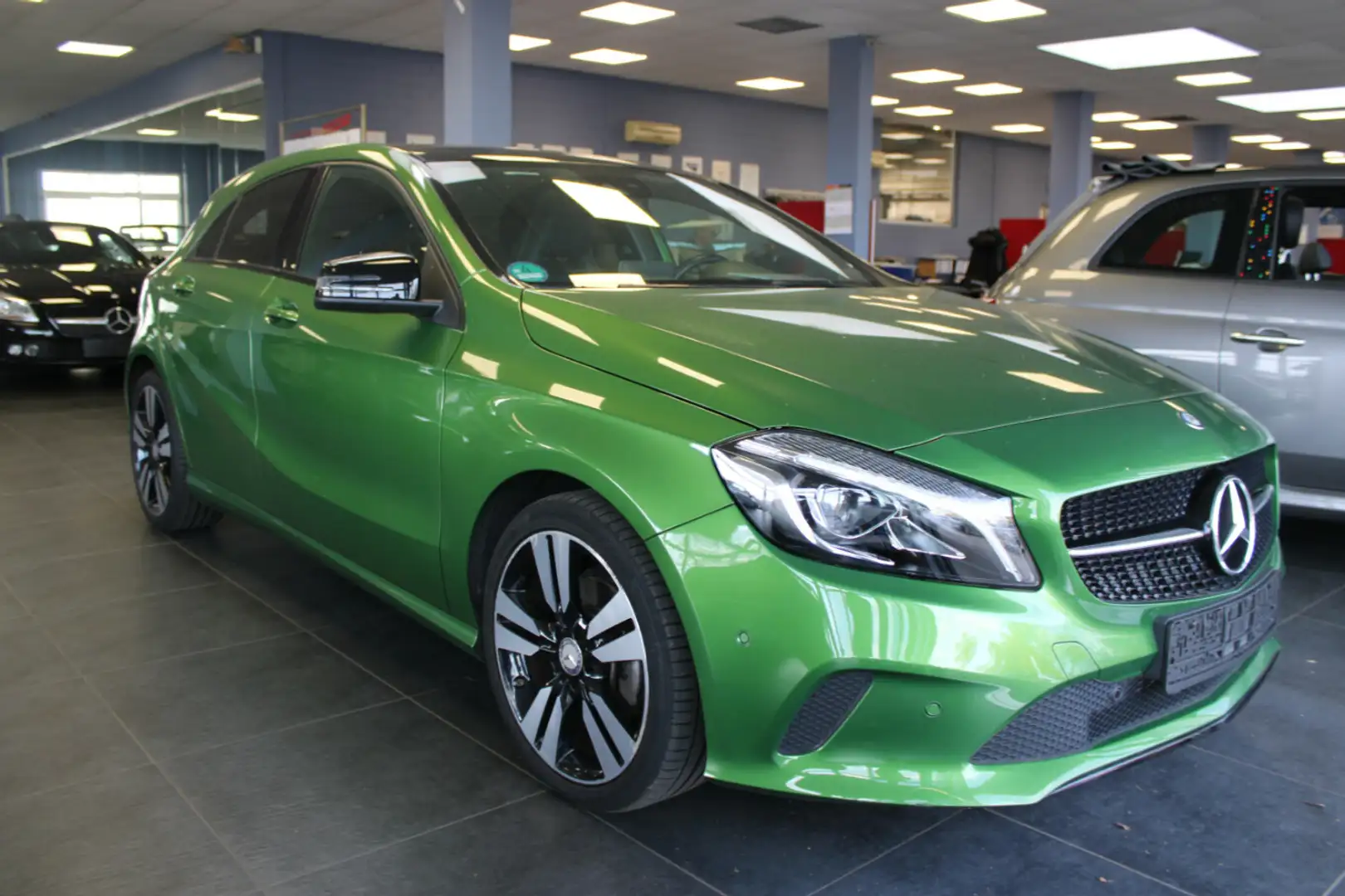 Mercedes-Benz A 180 Urban - Panorama - LED - Navi - AHK - Grün - 1